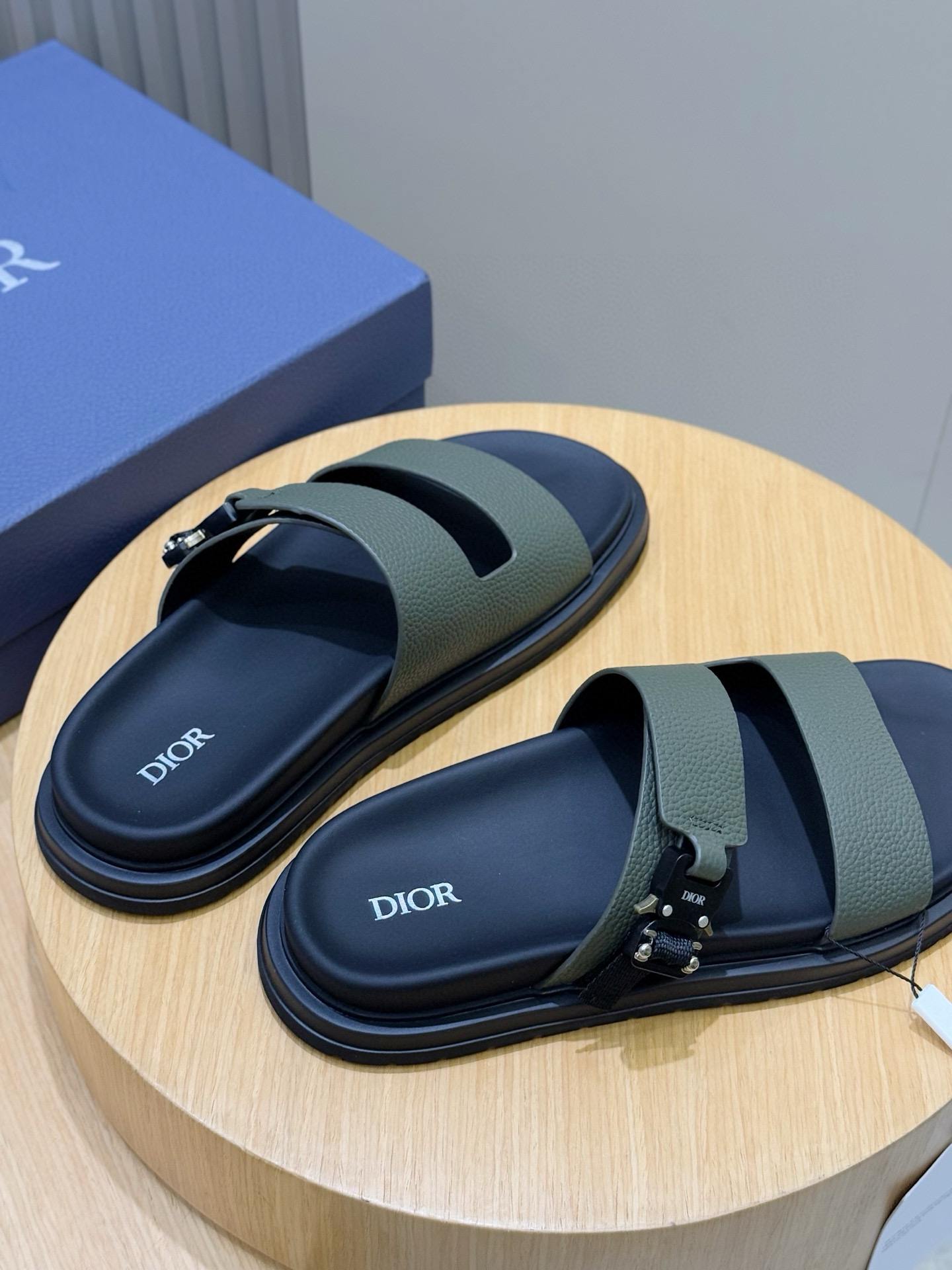 Dior高仿男士雙帶拖鞋橄欖綠荔枝紋休閒舒適涼拖| 9 Dior高仿男士雙帶拖鞋橄欖綠荔枝紋休閒舒適涼拖