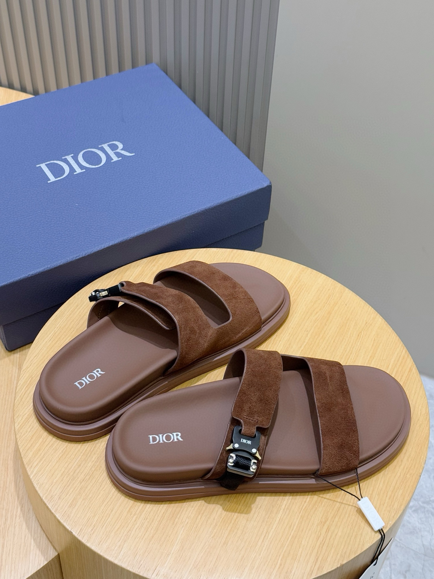 Dior一比一男士麂皮雙帶拖鞋棕色休閒百搭款| 10 Dior一比一男士麂皮雙帶拖鞋棕色休閒百搭款