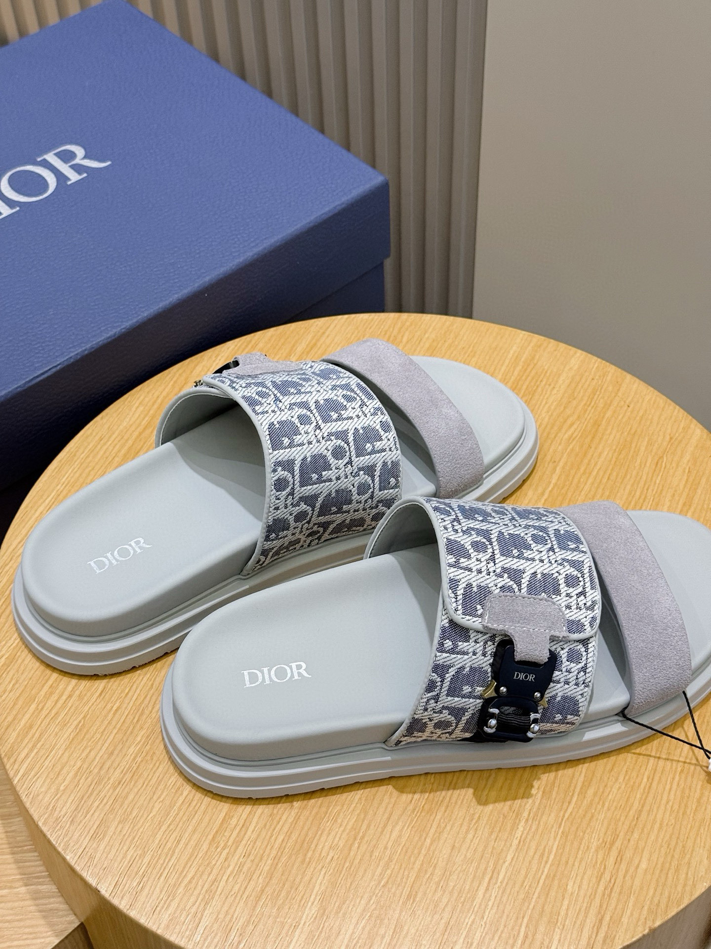 Dior高仿男士淺色老花雙帶拖鞋清爽夏季款| 9 Dior高仿男士淺色老花雙帶拖鞋清爽夏季款