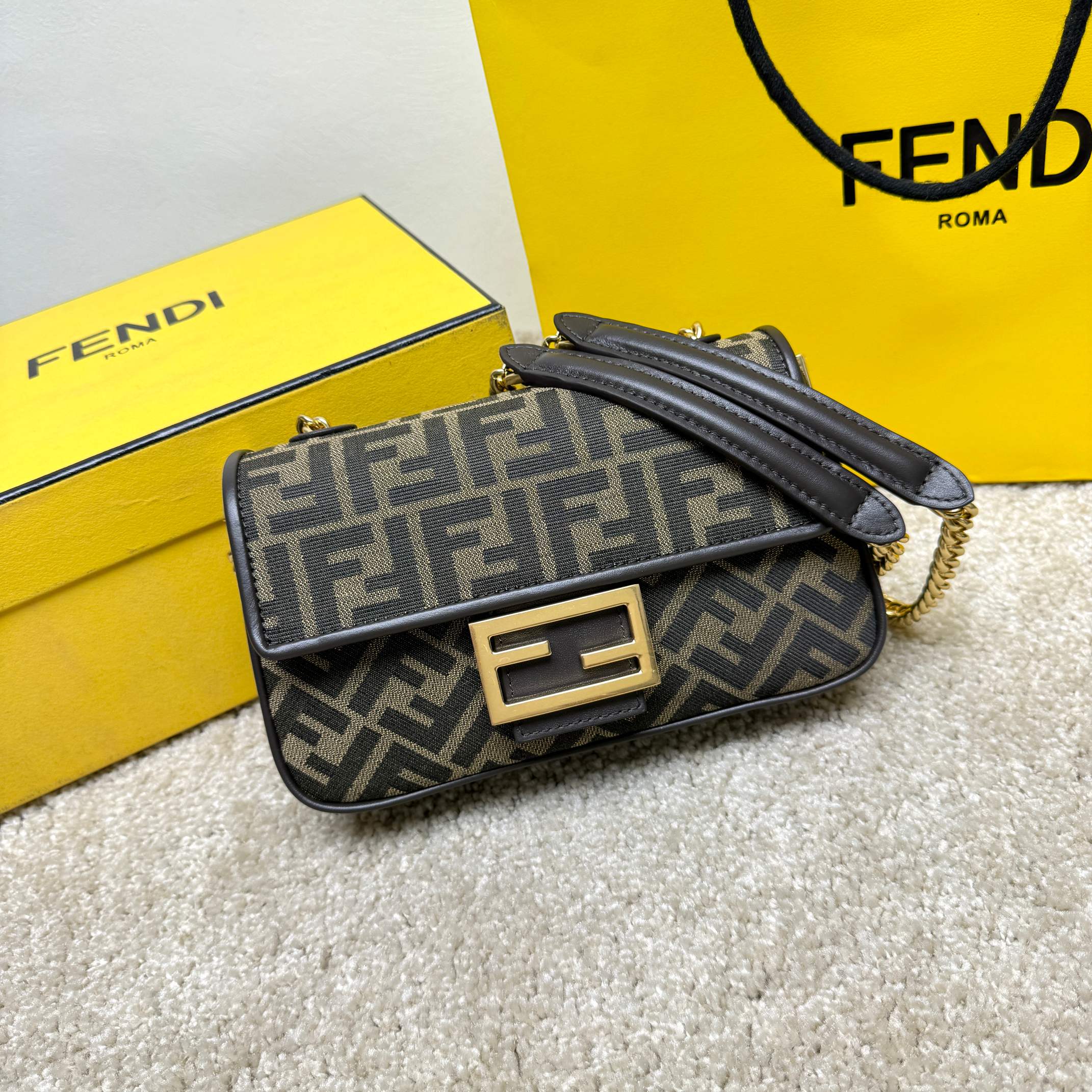Fendi原單經典FF老花帆布Baguette法棍包 鏈條肩背包