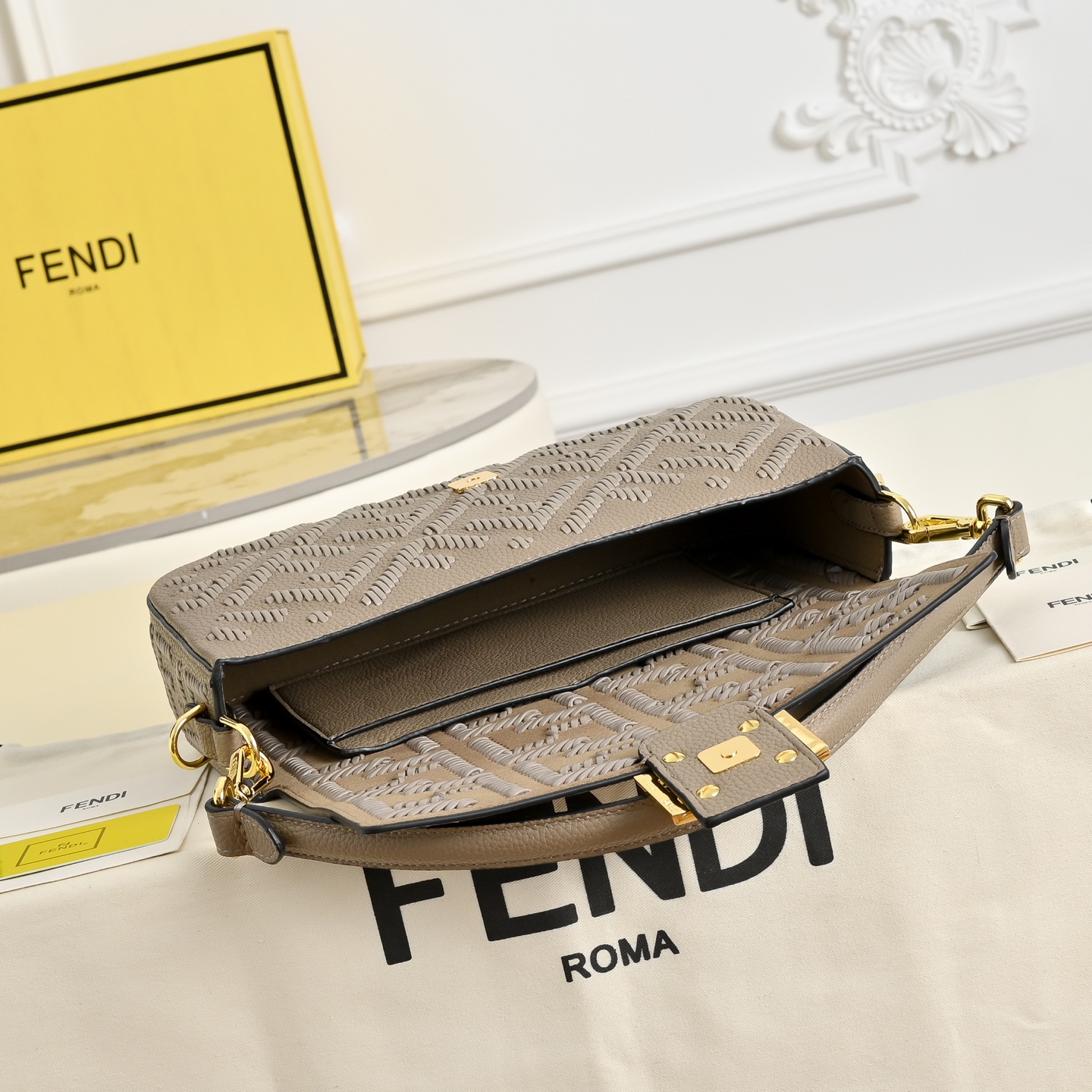 Fendi高仿FF壓紋皮革Baguette法棍包 高級質感單肩包 灰色| 7 Fendi高仿FF壓紋皮革Baguette法棍包 高級質感單肩包 灰色