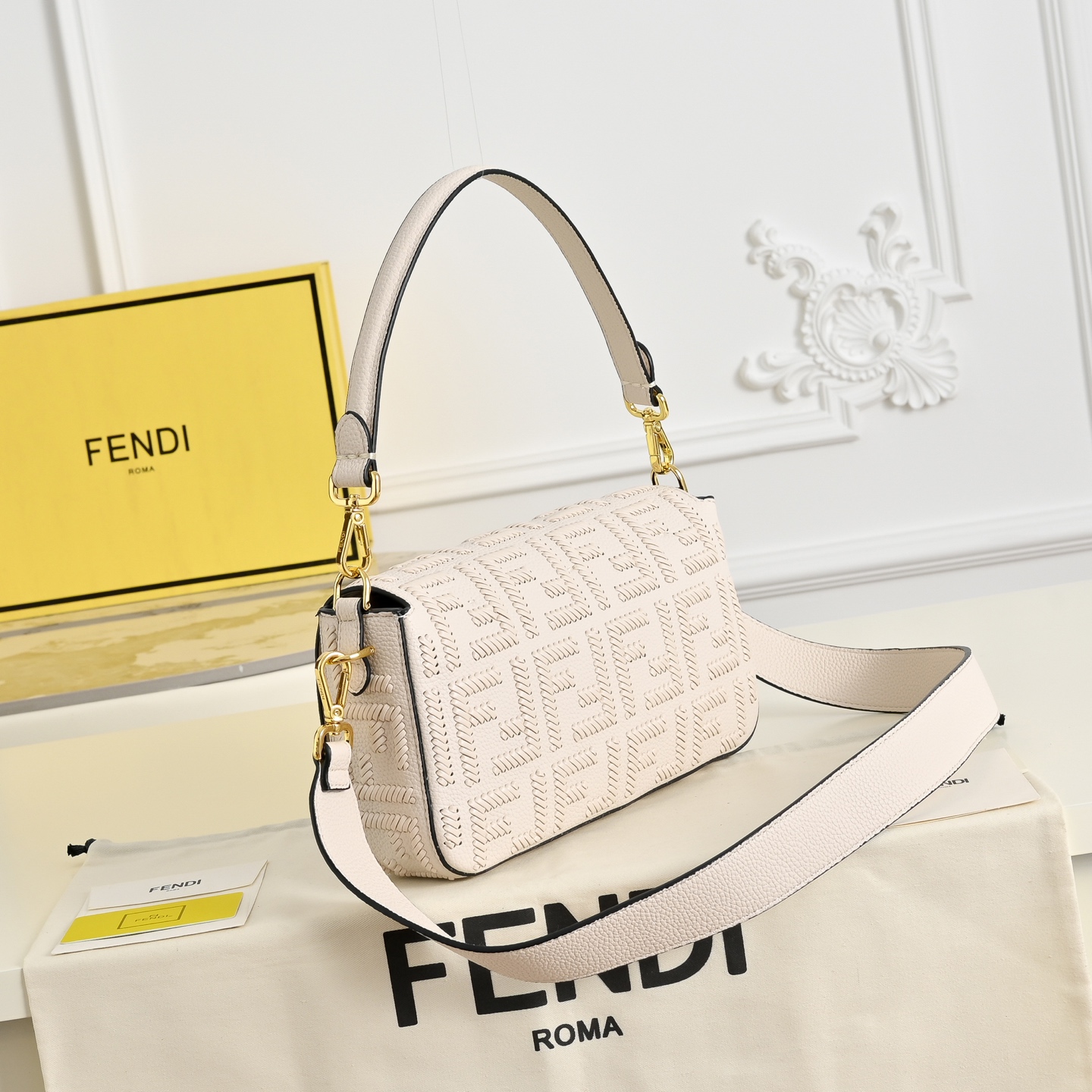 Fendi高仿白色FF壓紋Baguette法棍包 氣質優雅單肩包| 14 Fendi高仿白色FF壓紋Baguette法棍包 氣質優雅單肩包