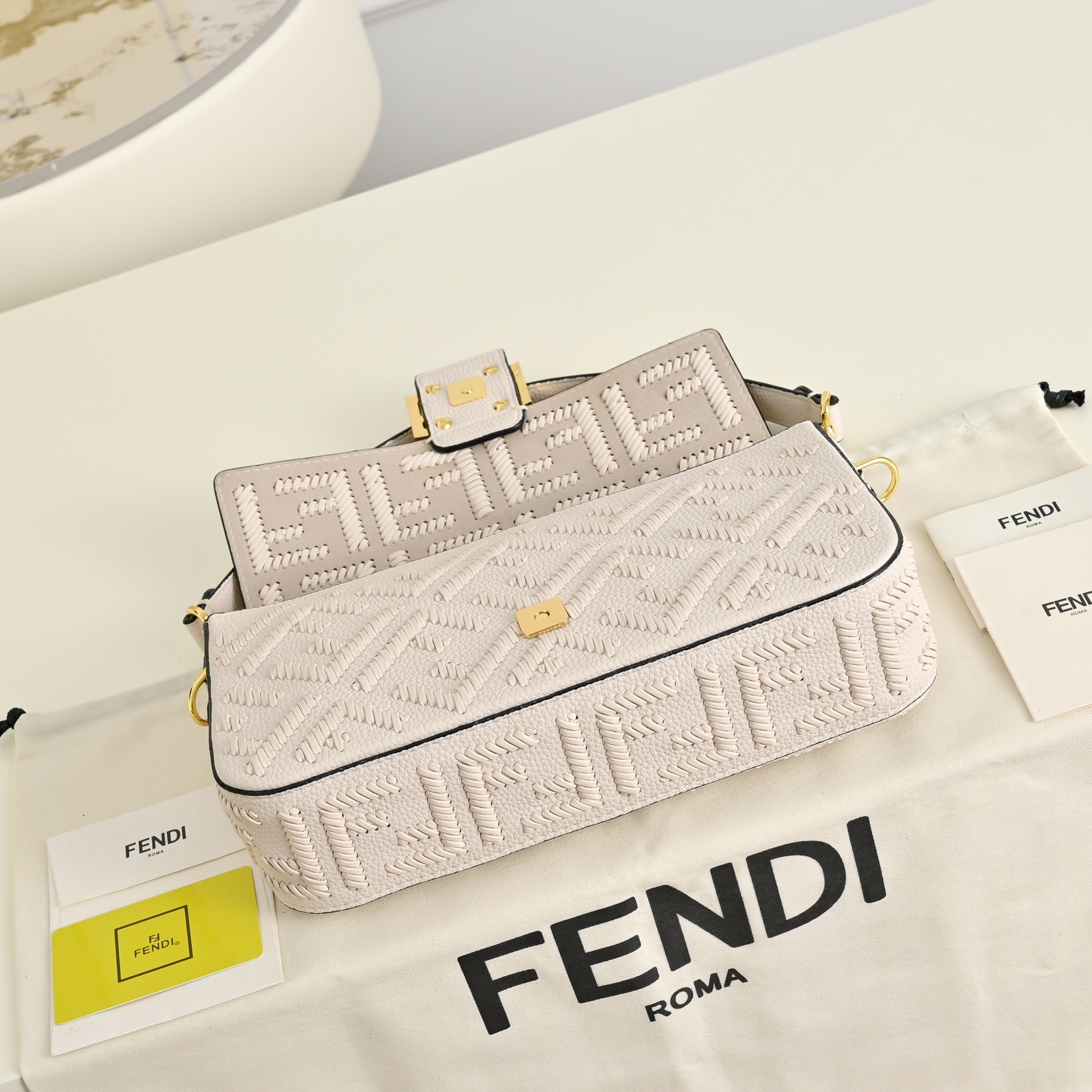 Fendi高仿白色FF壓紋Baguette法棍包 氣質優雅單肩包| 9 Fendi高仿白色FF壓紋Baguette法棍包 氣質優雅單肩包