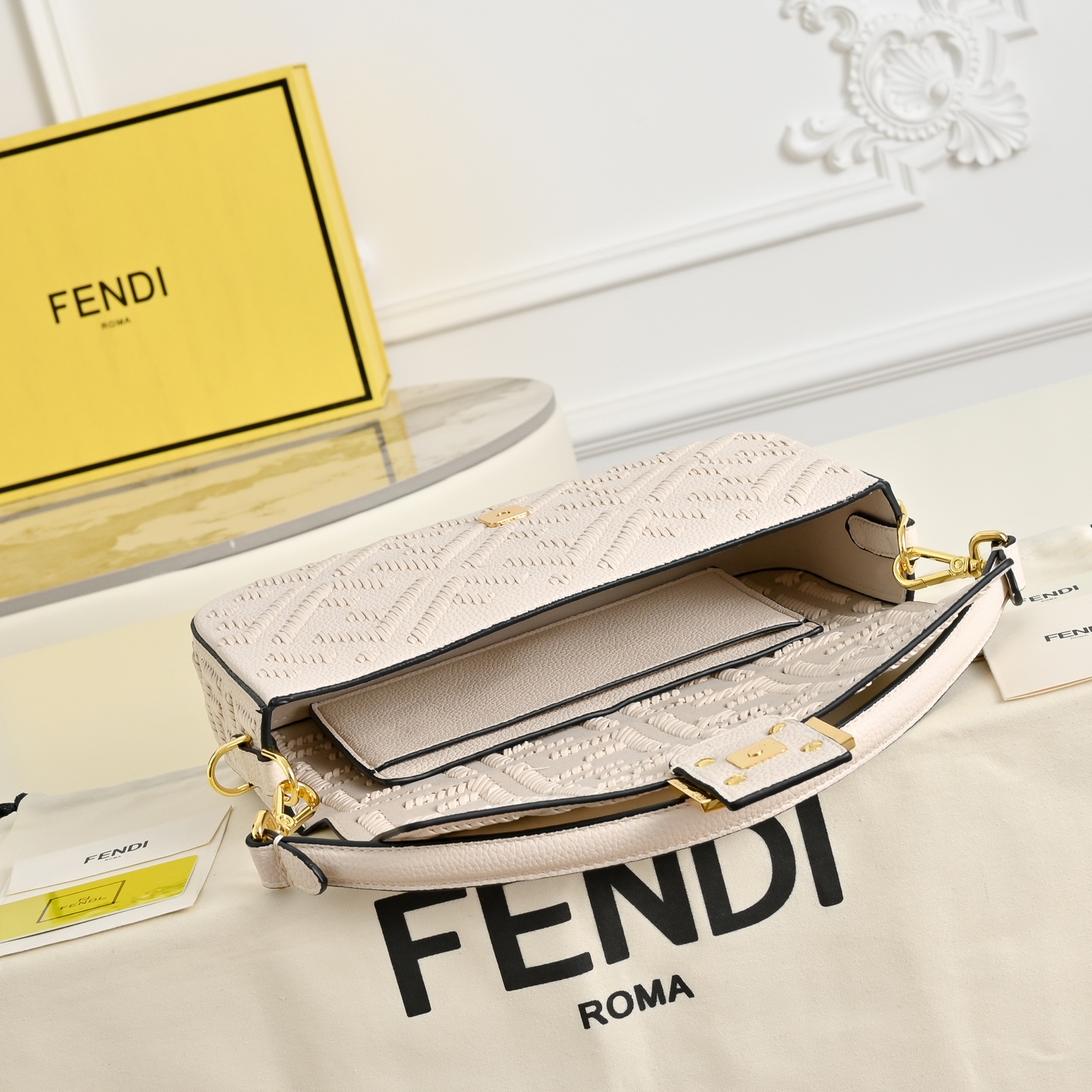 Fendi高仿白色FF壓紋Baguette法棍包 氣質優雅單肩包| 7 Fendi高仿白色FF壓紋Baguette法棍包 氣質優雅單肩包