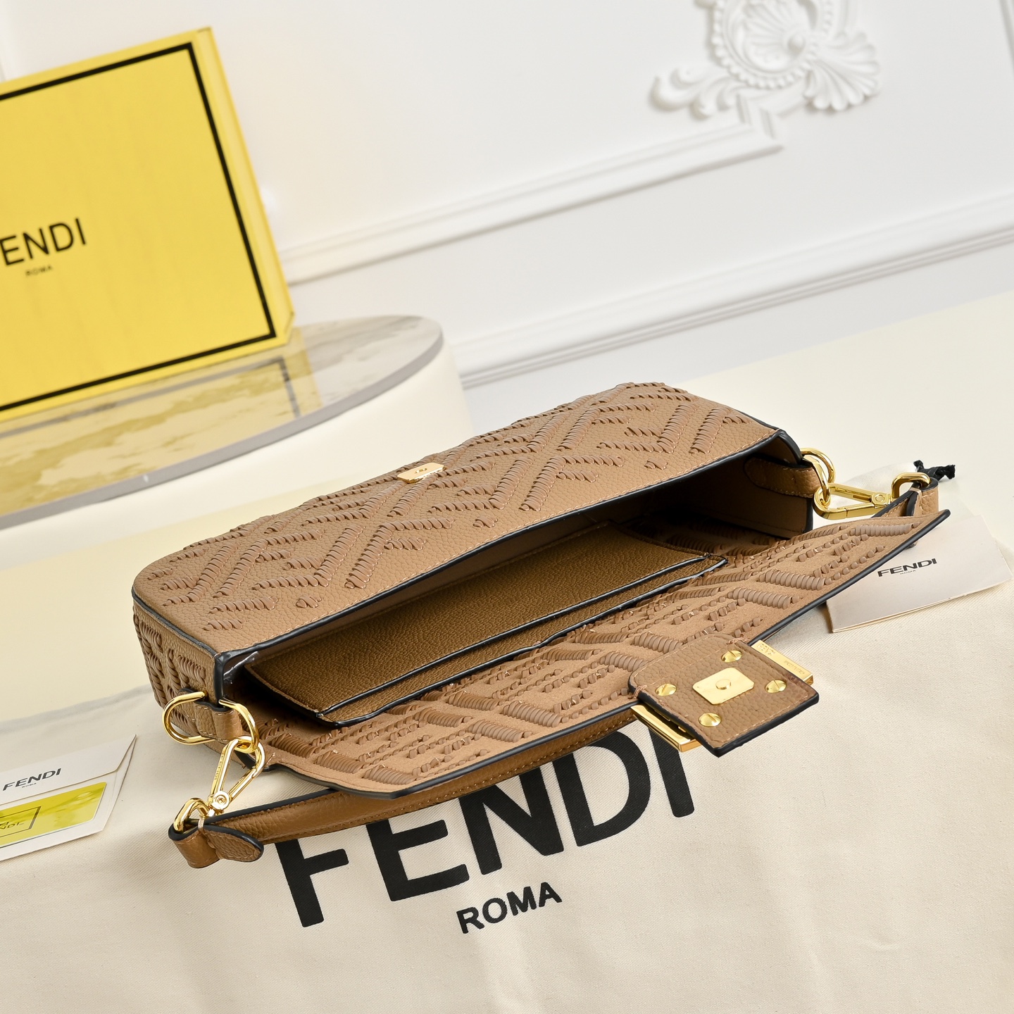 Fendi一比一棕色FF壓紋Baguette法棍包 復古經典單肩包| 7 Fendi一比一棕色FF壓紋Baguette法棍包 復古經典單肩包
