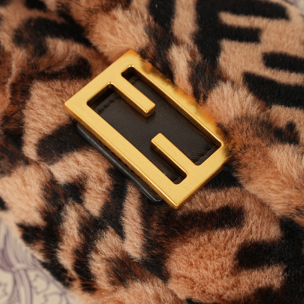 Fendi高仿FF絨毛豹紋Baguette法棍包 冬季時尚鏈條包| 7 Fendi高仿FF絨毛豹紋Baguette法棍包 冬季時尚鏈條包