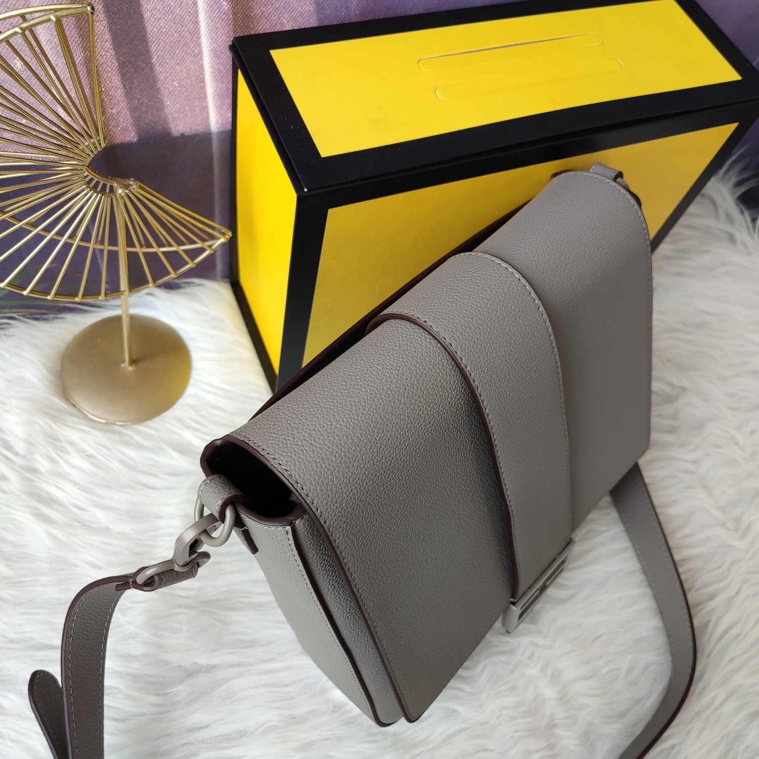 Fendi 復刻Baguette FF壓紋皮革法棍包 灰色單肩斜背款| 13 Fendi 復刻Baguette FF壓紋皮革法棍包 灰色單肩斜背款