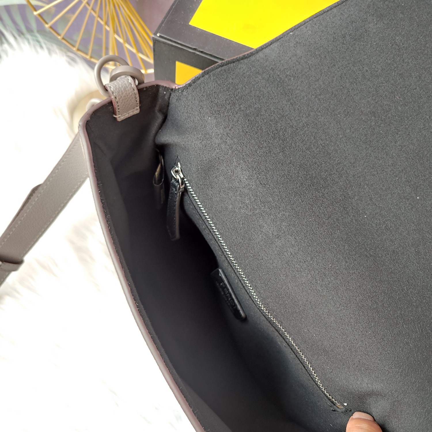 Fendi 復刻Baguette FF壓紋皮革法棍包 灰色單肩斜背款| 9 Fendi 復刻Baguette FF壓紋皮革法棍包 灰色單肩斜背款