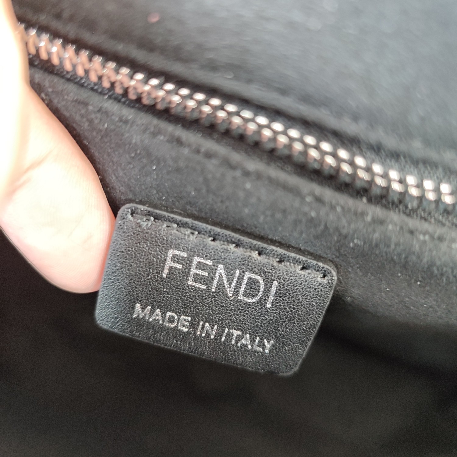 Fendi 復刻Baguette FF壓紋皮革法棍包 灰色單肩斜背款| 8 Fendi 復刻Baguette FF壓紋皮革法棍包 灰色單肩斜背款