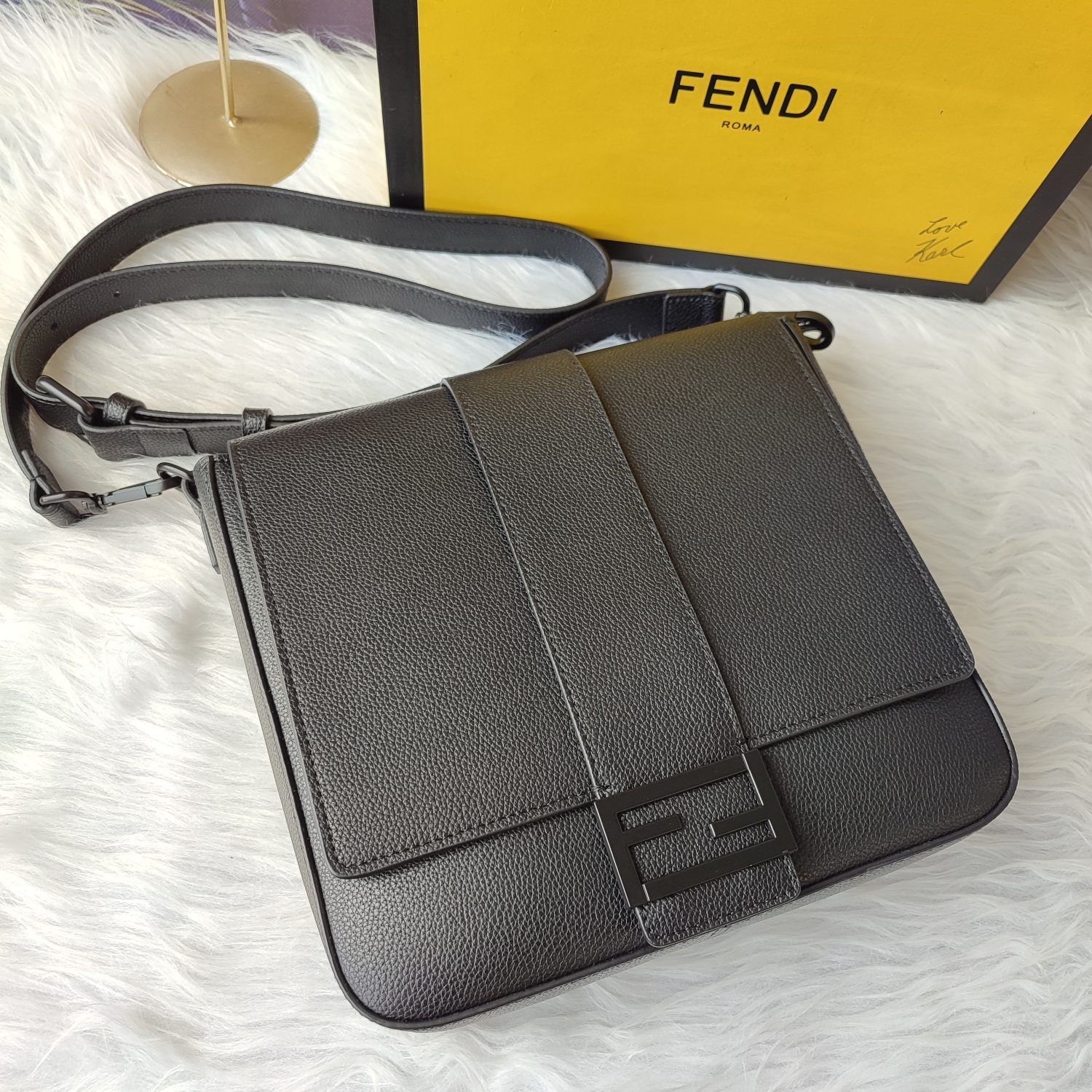 Fendi高仿荔枝紋皮革Baguette法棍包 經典翻蓋斜背包 黑色| 13 Fendi高仿荔枝紋皮革Baguette法棍包 經典翻蓋斜背包 黑色