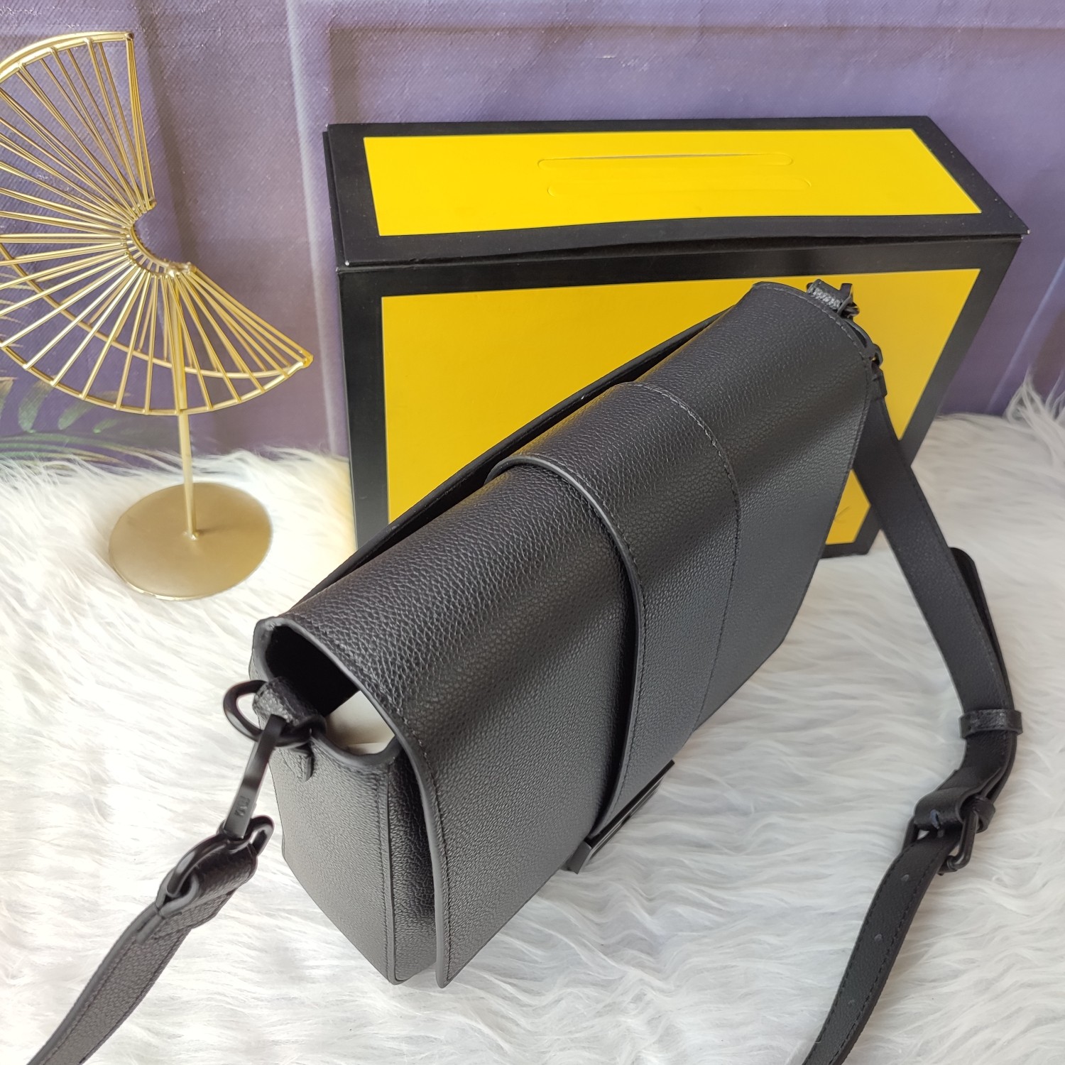 Fendi高仿荔枝紋皮革Baguette法棍包 經典翻蓋斜背包 黑色| 12 Fendi高仿荔枝紋皮革Baguette法棍包 經典翻蓋斜背包 黑色