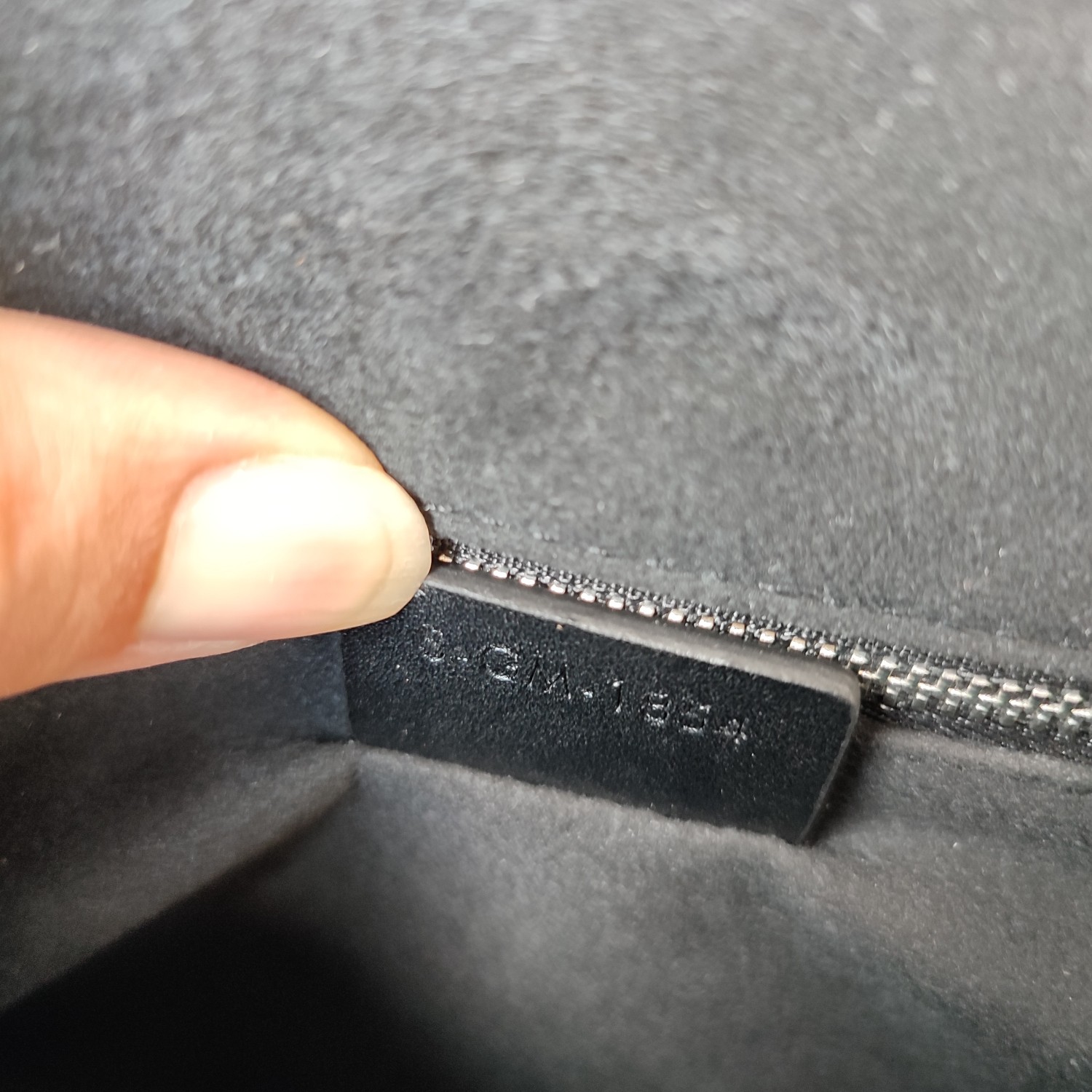 Fendi高仿荔枝紋皮革Baguette法棍包 經典翻蓋斜背包 黑色| 7 Fendi高仿荔枝紋皮革Baguette法棍包 經典翻蓋斜背包 黑色