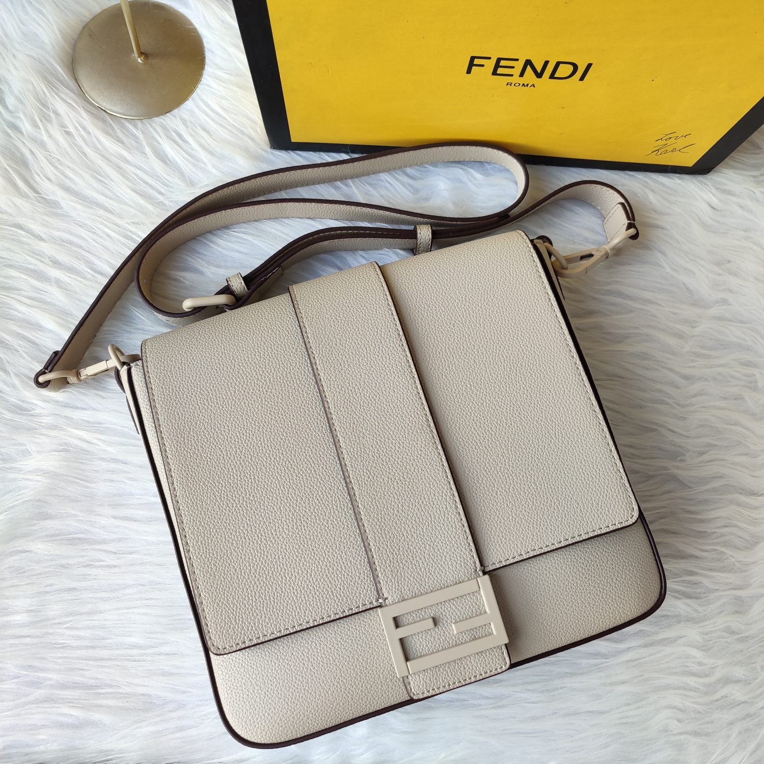 Fendi高仿荔枝紋皮革Baguette法棍包 氣質翻蓋單肩包 米色| 13 Fendi高仿荔枝紋皮革Baguette法棍包 氣質翻蓋單肩包 米色
