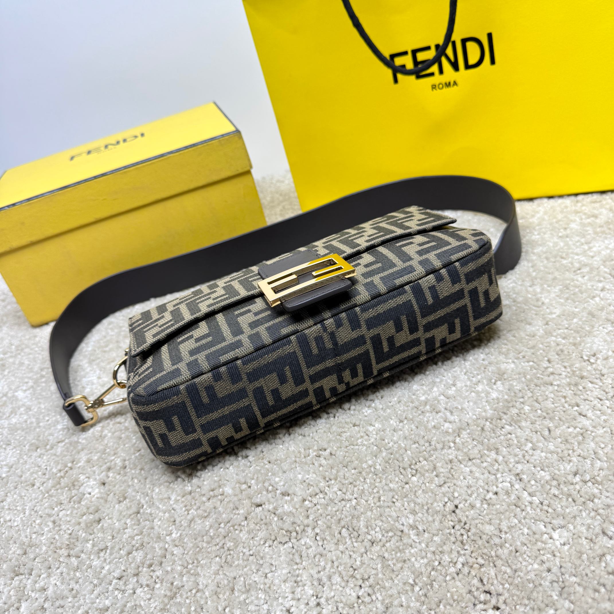 FendiA貨FF老花Baguette法棍包 經典翻蓋單肩包 深棕色| 10 FendiA貨FF老花Baguette法棍包 經典翻蓋單肩包 深棕色