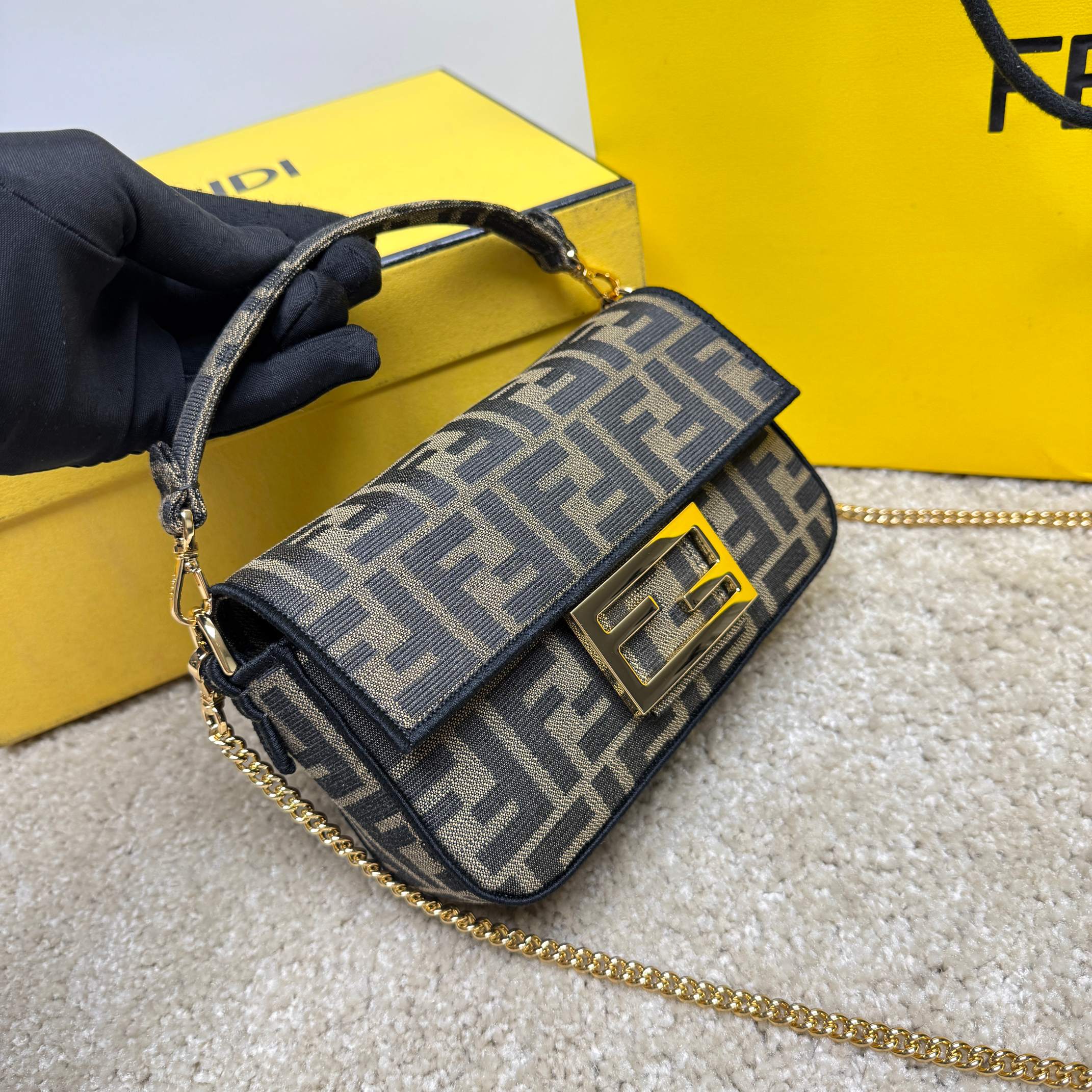 Fendi高仿FF老花迷你Baguette法棍包 小巧鏈條斜背包 咖啡色| 13 Fendi高仿FF老花迷你Baguette法棍包 小巧鏈條斜背包 咖啡色