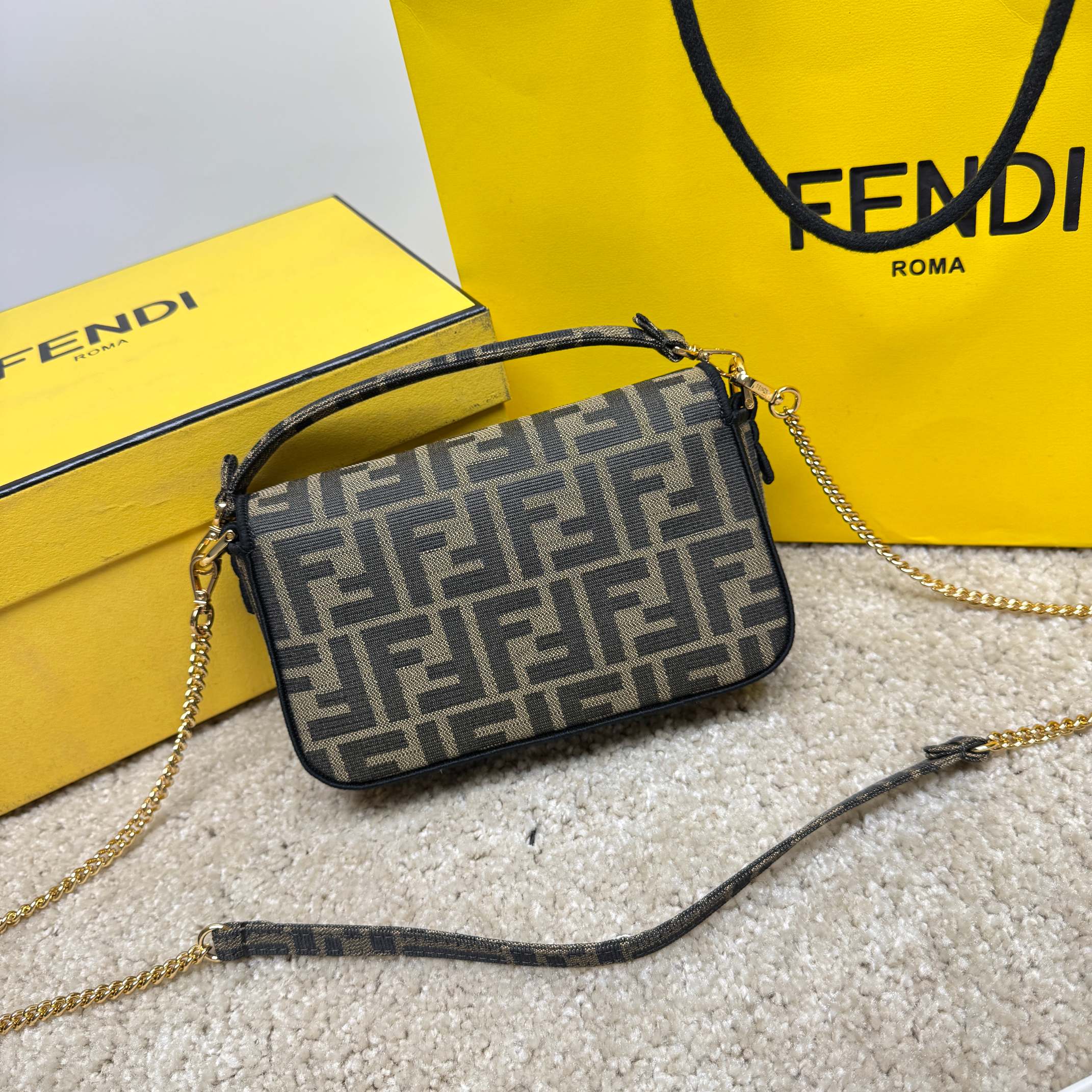 Fendi高仿FF老花迷你Baguette法棍包 小巧鏈條斜背包 咖啡色| 12 Fendi高仿FF老花迷你Baguette法棍包 小巧鏈條斜背包 咖啡色