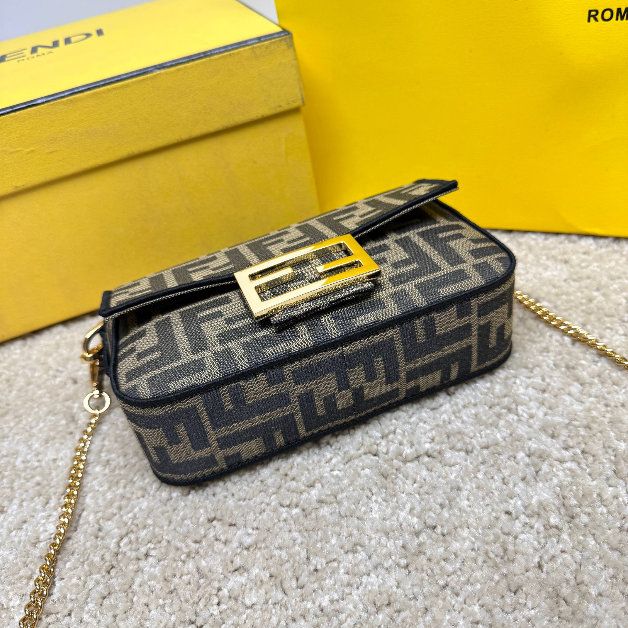 Fendi高仿FF老花迷你Baguette法棍包 小巧鏈條斜背包 咖啡色| 11 Fendi高仿FF老花迷你Baguette法棍包 小巧鏈條斜背包 咖啡色