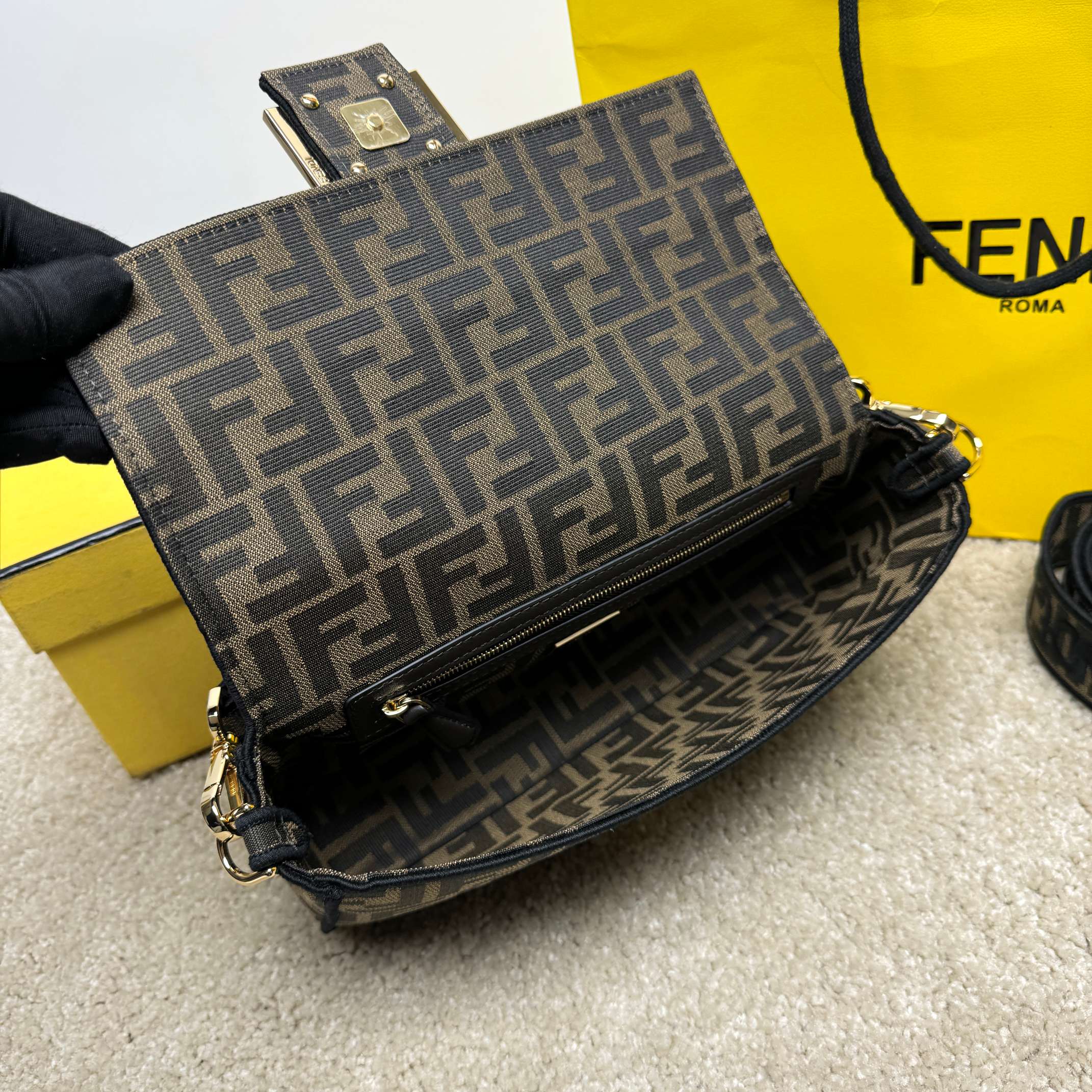 Fendi高仿豹紋毛絨Baguette法棍包 秋冬時尚鏈條斜背包 咖啡色| 7 Fendi高仿豹紋毛絨Baguette法棍包 秋冬時尚鏈條斜背包 咖啡色