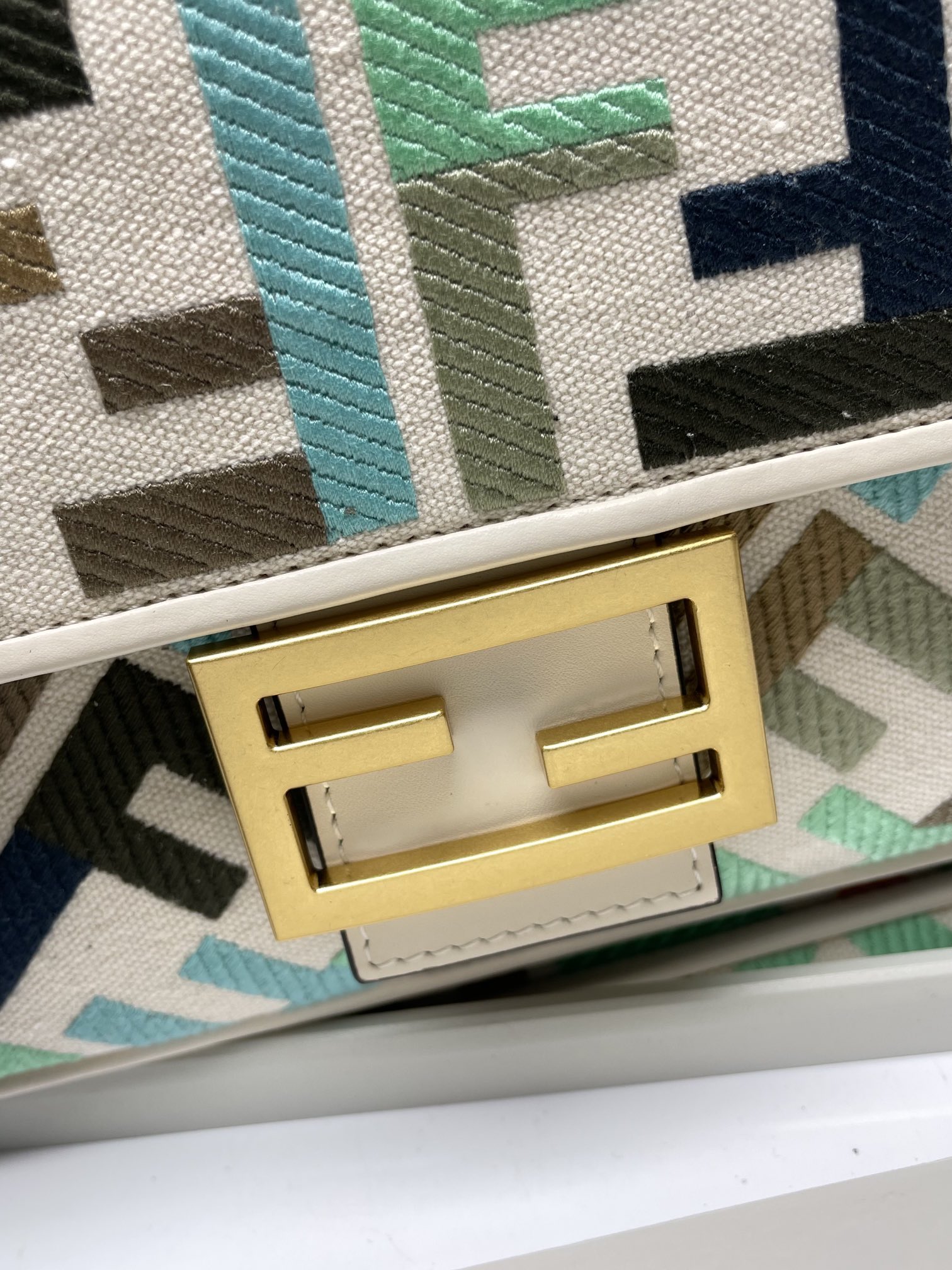 Fendi高仿彩色FF刺繡Baguette法棍包 幾何拼色單肩包 米白色| 12 Fendi高仿彩色FF刺繡Baguette法棍包 幾何拼色單肩包 米白色