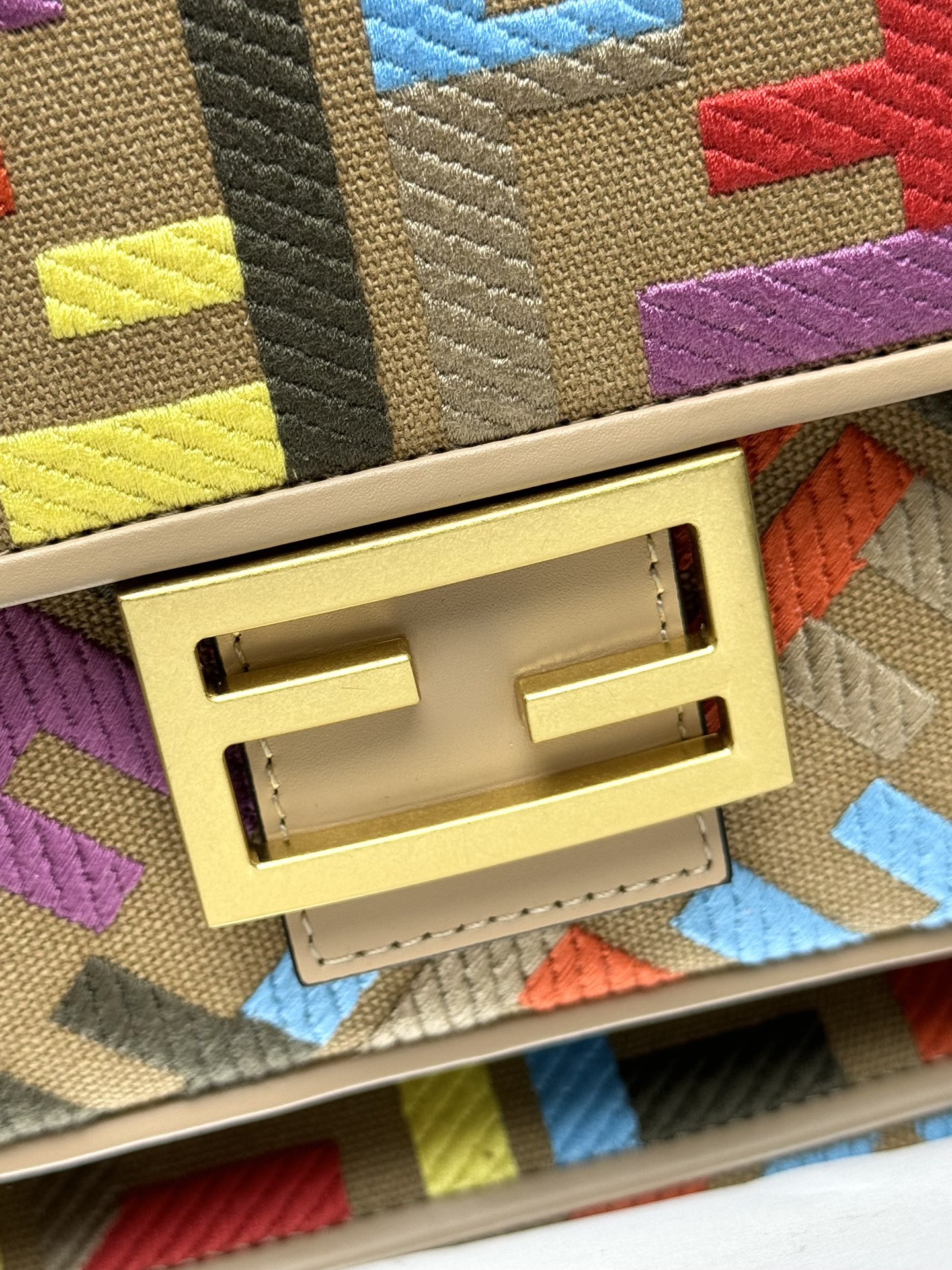 Fendi一比一彩色FF刺繡Baguette法棍包 拼色設計斜背包 奶茶色| 10 Fendi一比一彩色FF刺繡Baguette法棍包 拼色設計斜背包 奶茶色