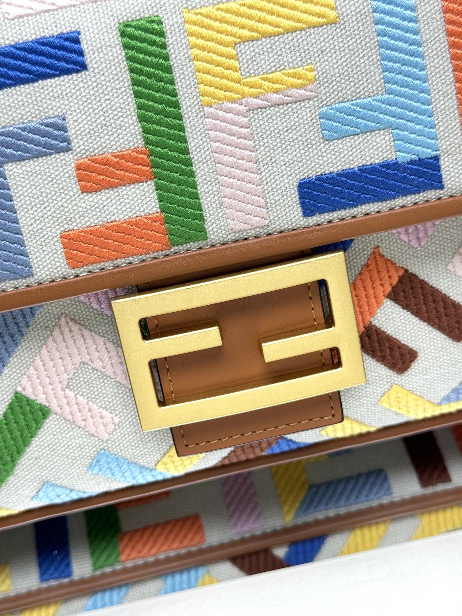 Fendi一比一彩色FF刺繡Baguette法棍包 幾何拼色單肩斜背包 咖色| 11 Fendi一比一彩色FF刺繡Baguette法棍包 幾何拼色單肩斜背包 咖色