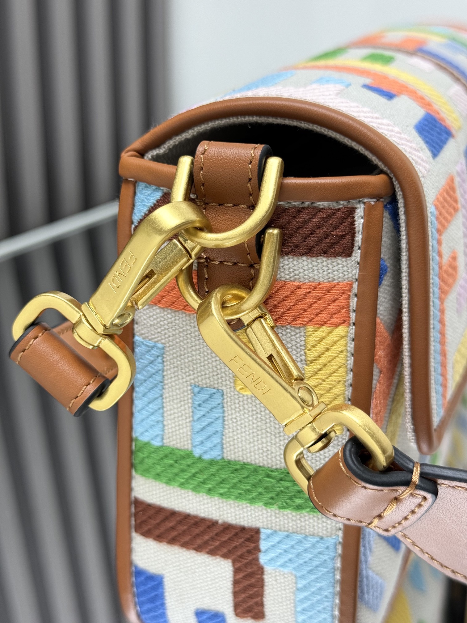 Fendi一比一彩色FF刺繡Baguette法棍包 幾何拼色單肩斜背包 咖色| 10 Fendi一比一彩色FF刺繡Baguette法棍包 幾何拼色單肩斜背包 咖色