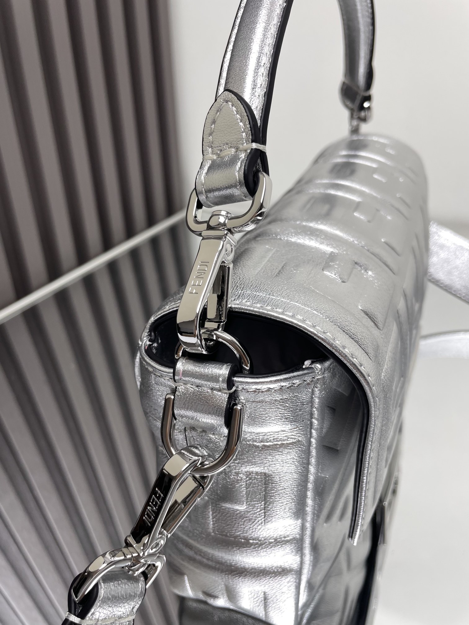 Fendi一比一金屬FF壓紋Baguette法棍包 銀色質感斜背包| 13 Fendi一比一金屬FF壓紋Baguette法棍包 銀色質感斜背包