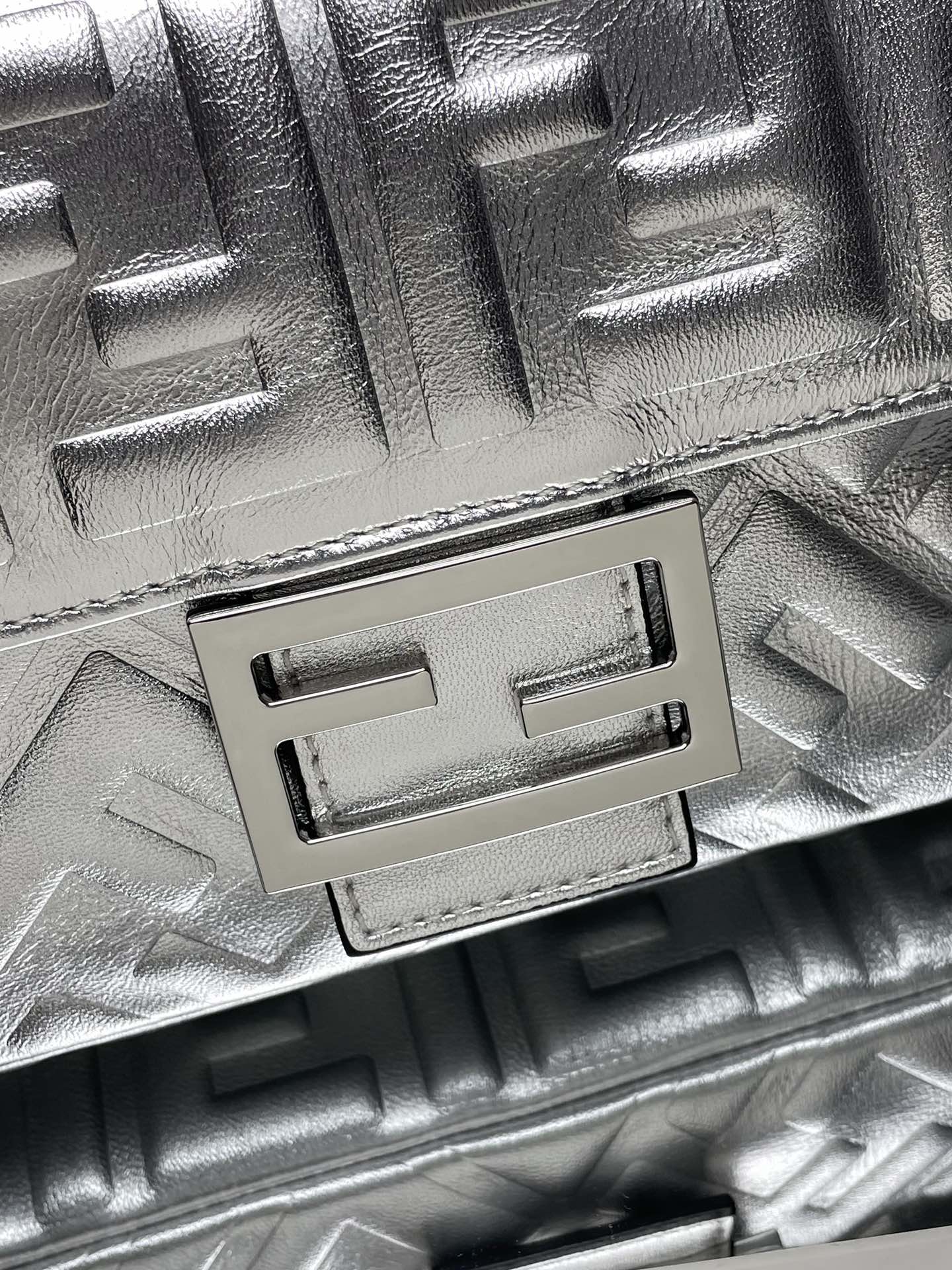Fendi一比一金屬FF壓紋Baguette法棍包 銀色質感斜背包| 12 Fendi一比一金屬FF壓紋Baguette法棍包 銀色質感斜背包