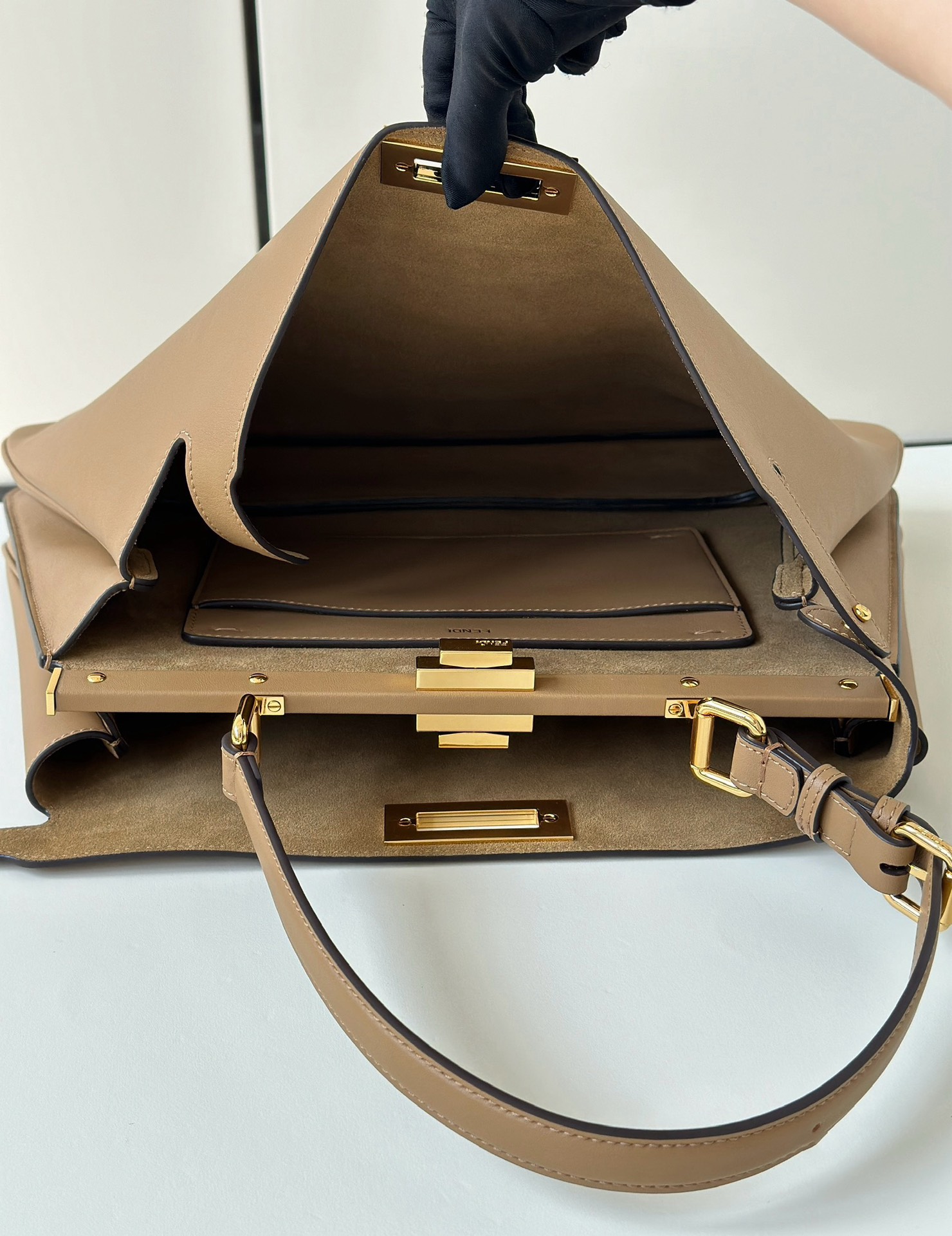 FENDI 一比一 女款 Peekaboo 手提包 大地棕色 經典設計 百搭款| 7 FENDI 一比一 女款 Peekaboo 手提包 大地棕色 經典設計 百搭款