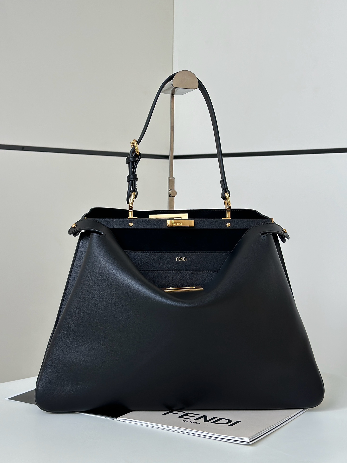 FENDI 原單 女款 Peekaboo 手提包 黑色 大容量設計 商務通勤款| 6 FENDI 原單 女款 Peekaboo 手提包 黑色 大容量設計 商務通勤款