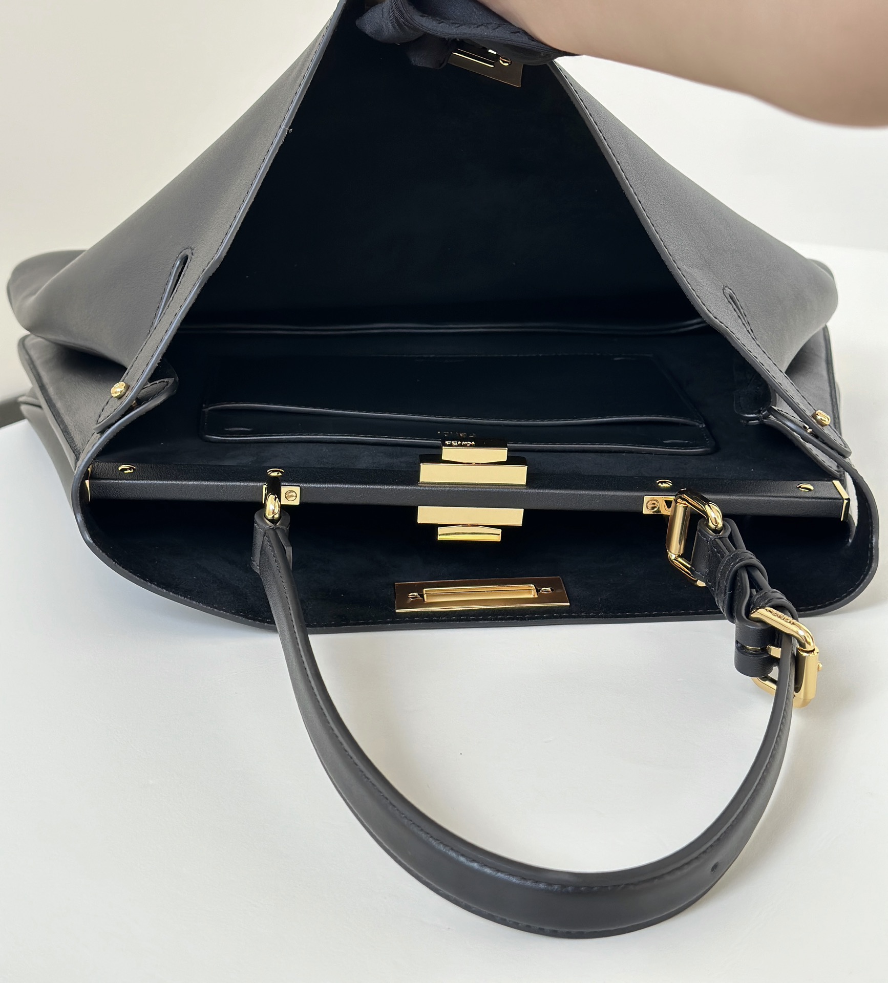 FENDI 原單 女款 Peekaboo 手提包 黑色 大容量設計 商務通勤款| 7 FENDI 原單 女款 Peekaboo 手提包 黑色 大容量設計 商務通勤款