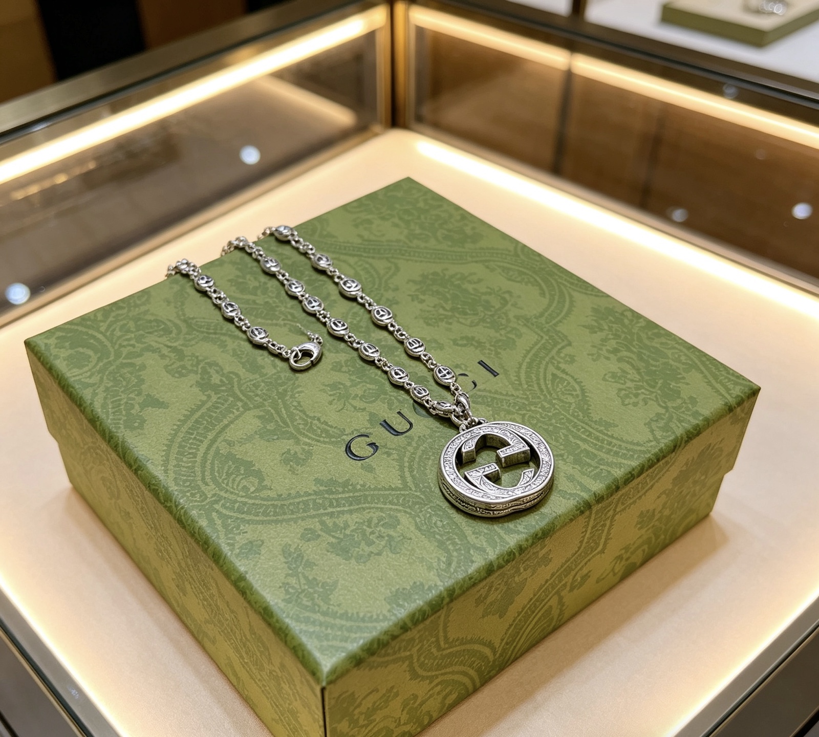 Gucci一比一GG經典圓牌吊墜項鍊 復古雕刻設計高端時尚飾品| 12 Gucci一比一GG經典圓牌吊墜項鍊 復古雕刻設計高端時尚飾品