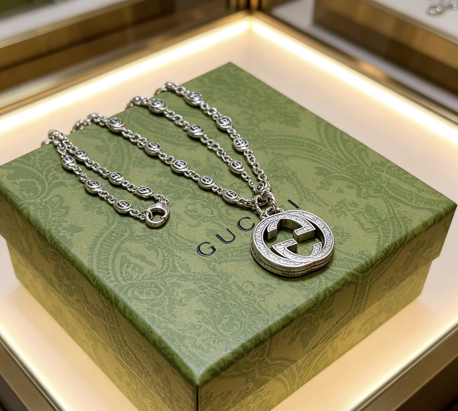 Gucci一比一GG經典圓牌吊墜項鍊 復古雕刻設計高端時尚飾品| 11 Gucci一比一GG經典圓牌吊墜項鍊 復古雕刻設計高端時尚飾品