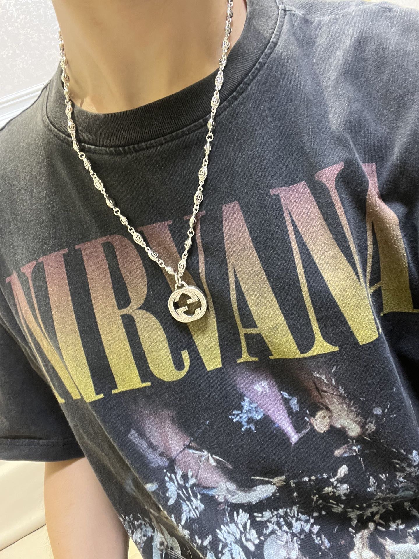 Gucci一比一GG經典圓牌吊墜項鍊 復古雕刻設計高端時尚飾品| 10 Gucci一比一GG經典圓牌吊墜項鍊 復古雕刻設計高端時尚飾品