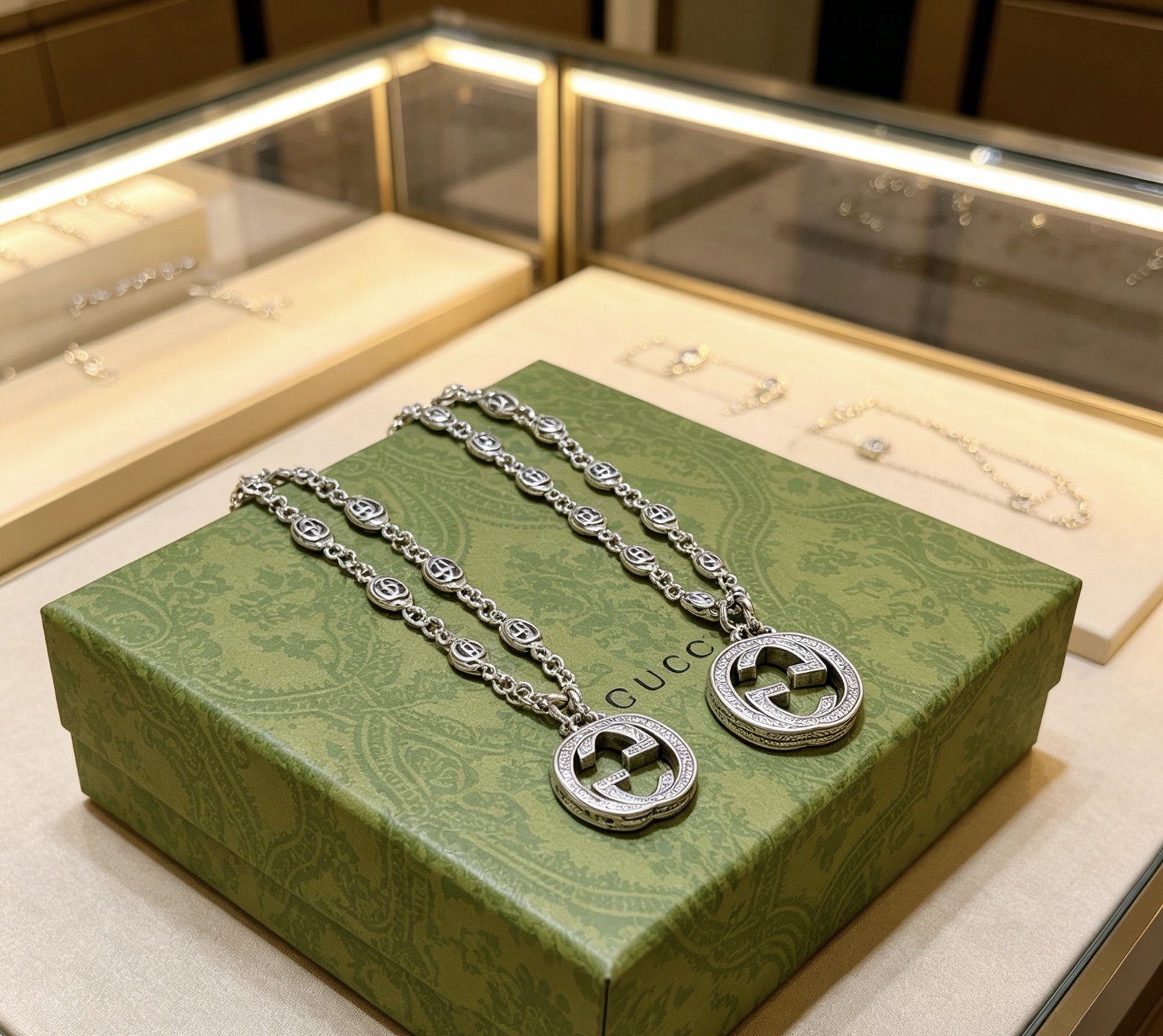 Gucci一比一GG經典圓牌吊墜項鍊 復古雕刻設計高端時尚飾品| 8 Gucci一比一GG經典圓牌吊墜項鍊 復古雕刻設計高端時尚飾品