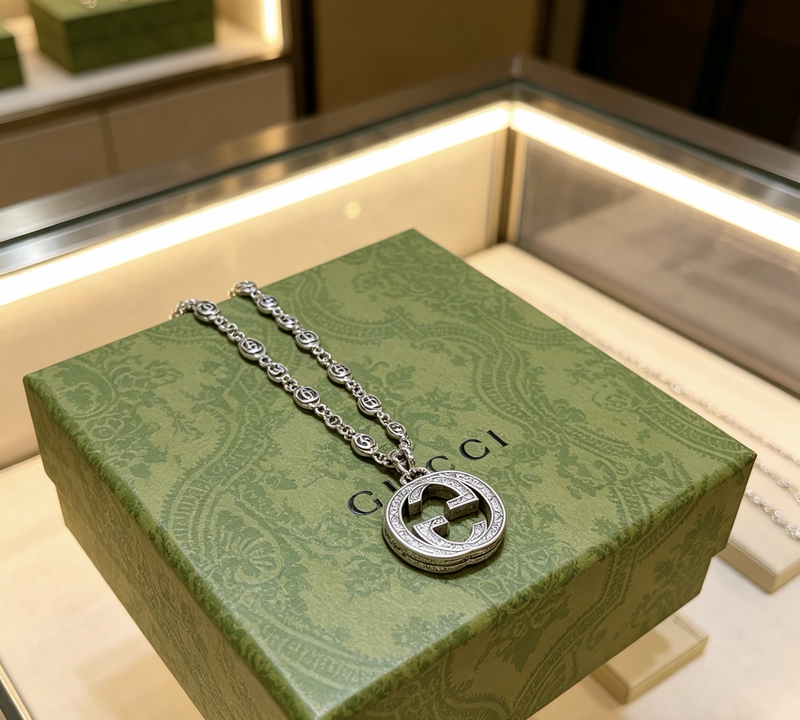 Gucci一比一GG經典圓牌吊墜項鍊 復古雕刻設計高端時尚飾品| 9 Gucci一比一GG經典圓牌吊墜項鍊 復古雕刻設計高端時尚飾品