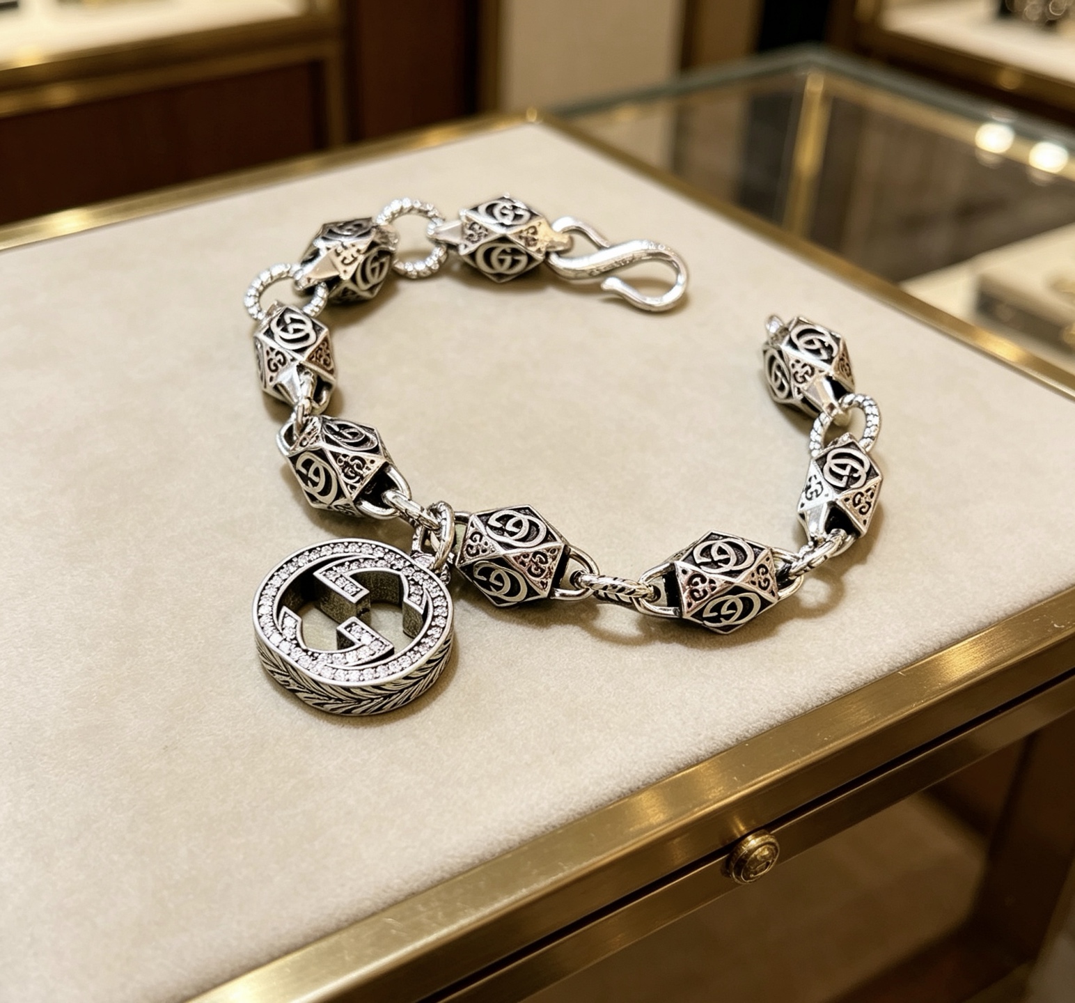 GUCCI 高仿復古雕刻鏈條手鍊 圓牌雙G設計款| 14 GUCCI 高仿復古雕刻鏈條手鍊 圓牌雙G設計款