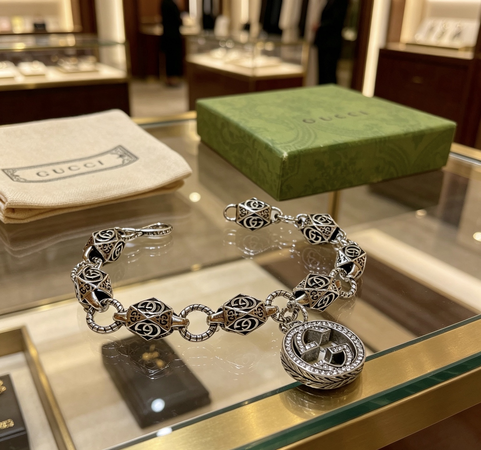 GUCCI 高仿復古雕刻鏈條手鍊 圓牌雙G設計款| 8 GUCCI 高仿復古雕刻鏈條手鍊 圓牌雙G設計款