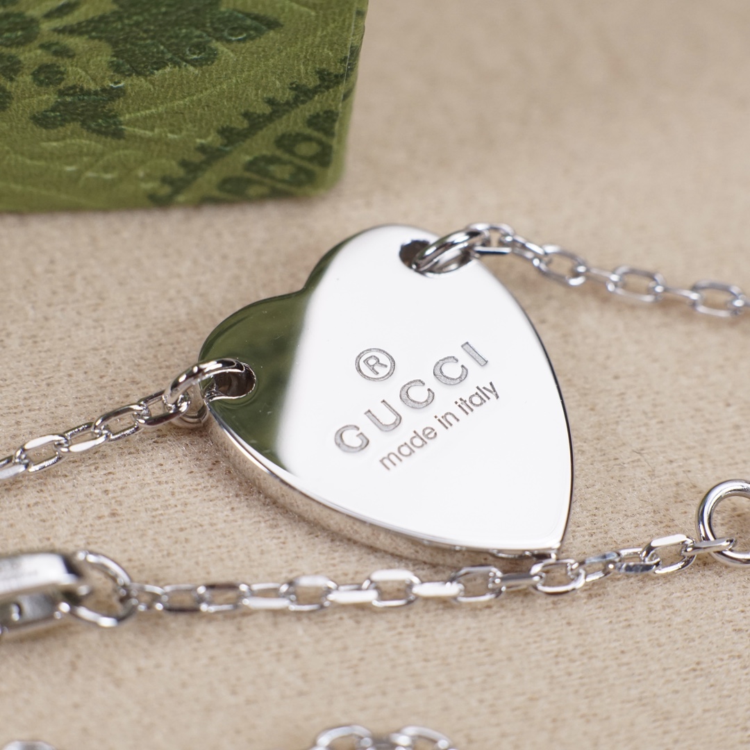 GUCCI 一比一愛心吊墜項鍊 經典刻字設計 銀色鎖骨鏈| 8 GUCCI 一比一愛心吊墜項鍊 經典刻字設計 銀色鎖骨鏈