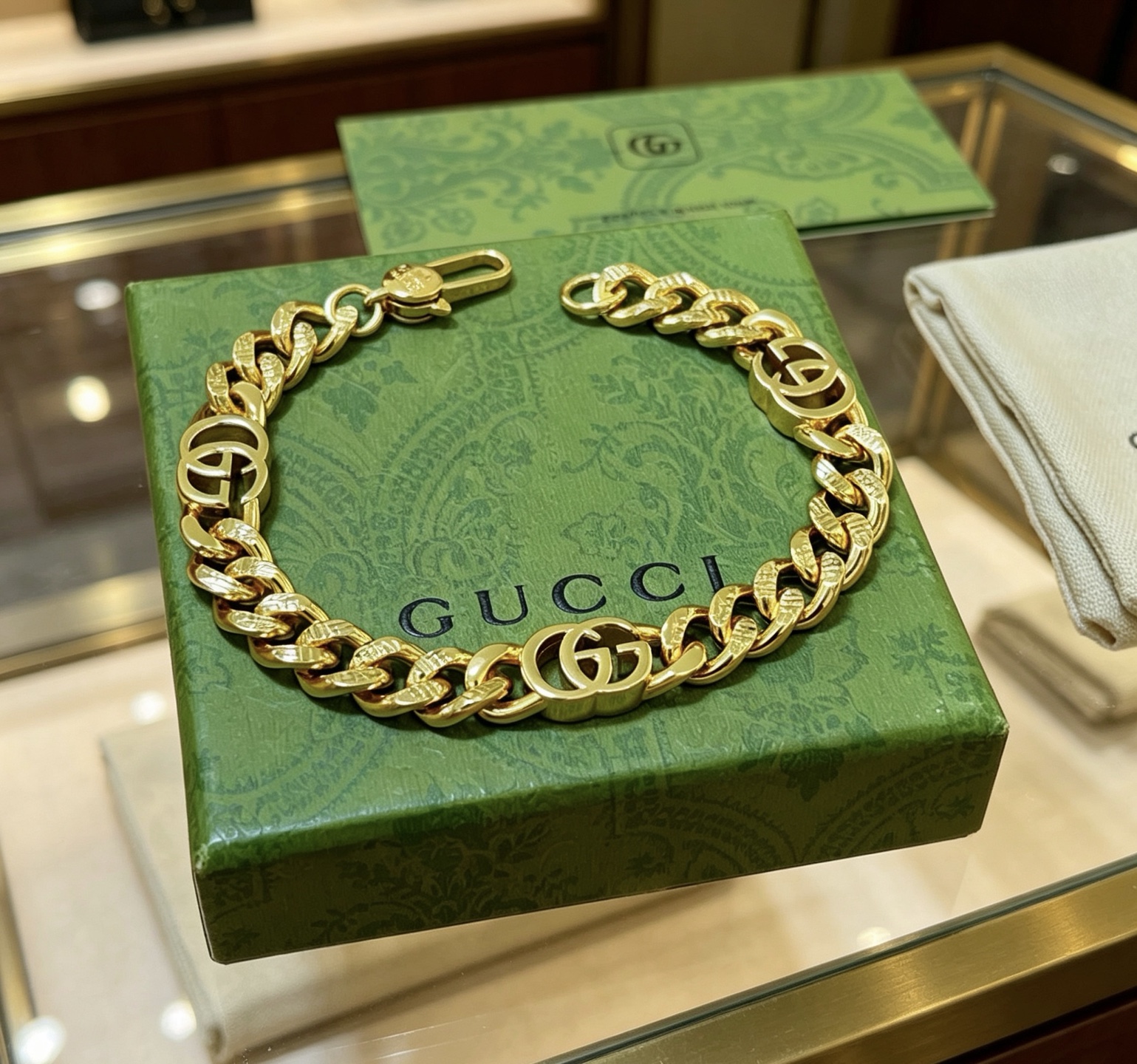 GucciA貨雙G粗鏈條手鏈 金色重工時尚潮流款| 10 GucciA貨雙G粗鏈條手鏈 金色重工時尚潮流款