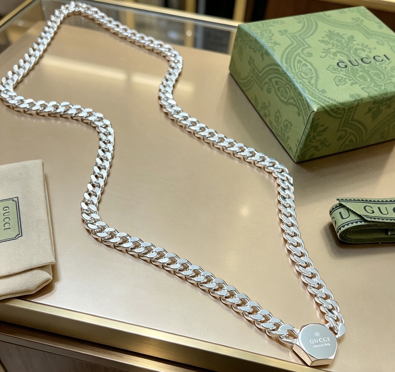 GUCCI 高仿 雙鏈條圓牌鎖扣項鏈 銀色重工設計 高端時尚配飾| 8 GUCCI 高仿 雙鏈條圓牌鎖扣項鏈 銀色重工設計 高端時尚配飾