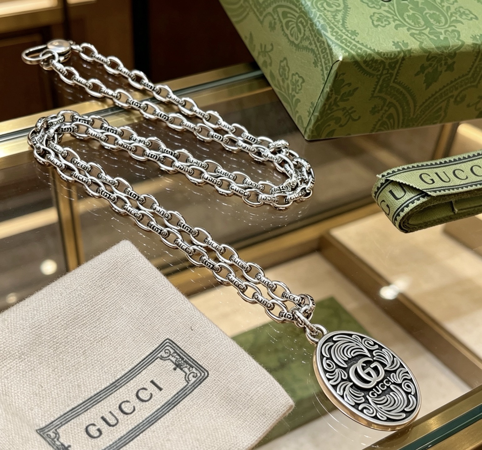 GUCCI 一比一 雕花橢圓吊墜項鏈 復古鏈條設計 潮流百搭款| 11 GUCCI 一比一 雕花橢圓吊墜項鏈 復古鏈條設計 潮流百搭款