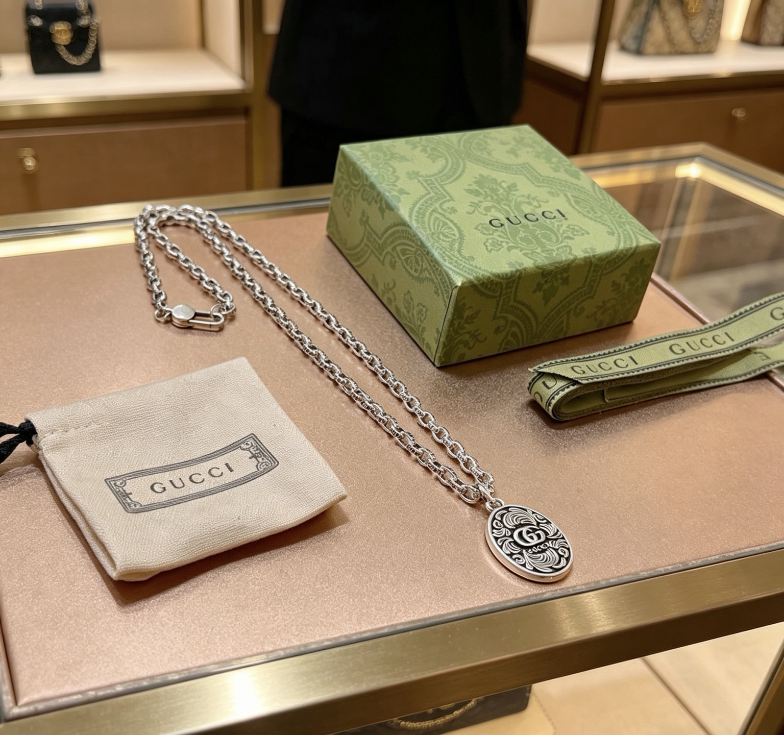 GUCCI 一比一 雕花橢圓吊墜項鏈 復古鏈條設計 潮流百搭款| 8 GUCCI 一比一 雕花橢圓吊墜項鏈 復古鏈條設計 潮流百搭款