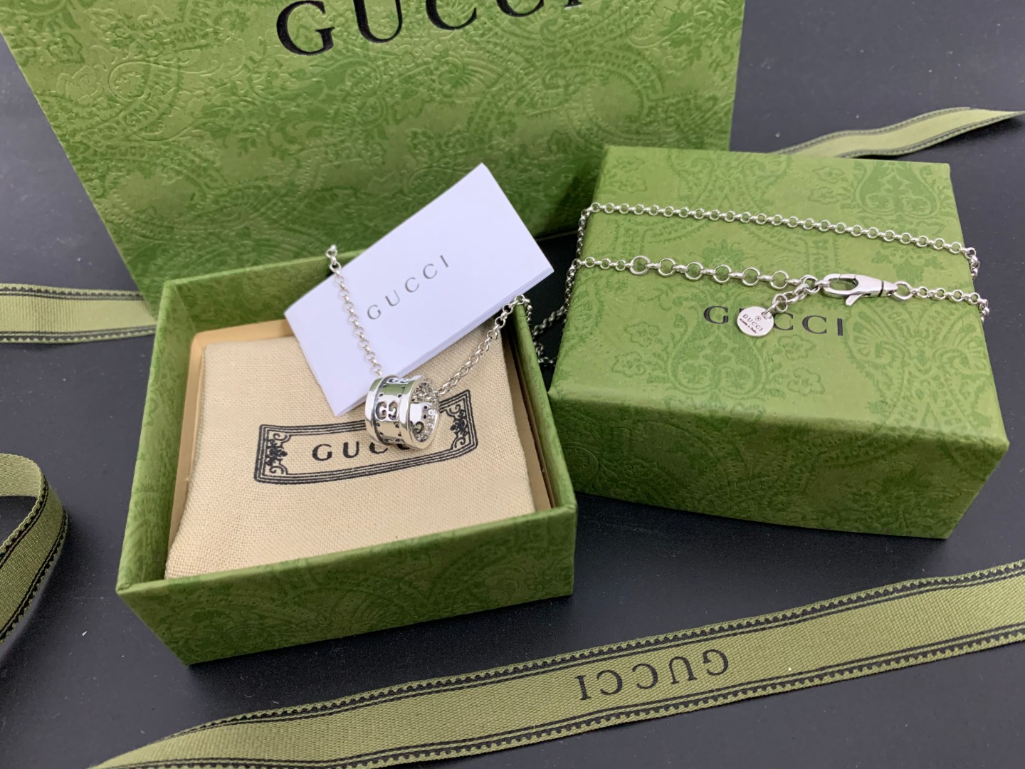 GUCCI公分綠紋寶石雙G吊墜項鍊 高端設計款| 10 GUCCI公分綠紋寶石雙G吊墜項鍊 高端設計款