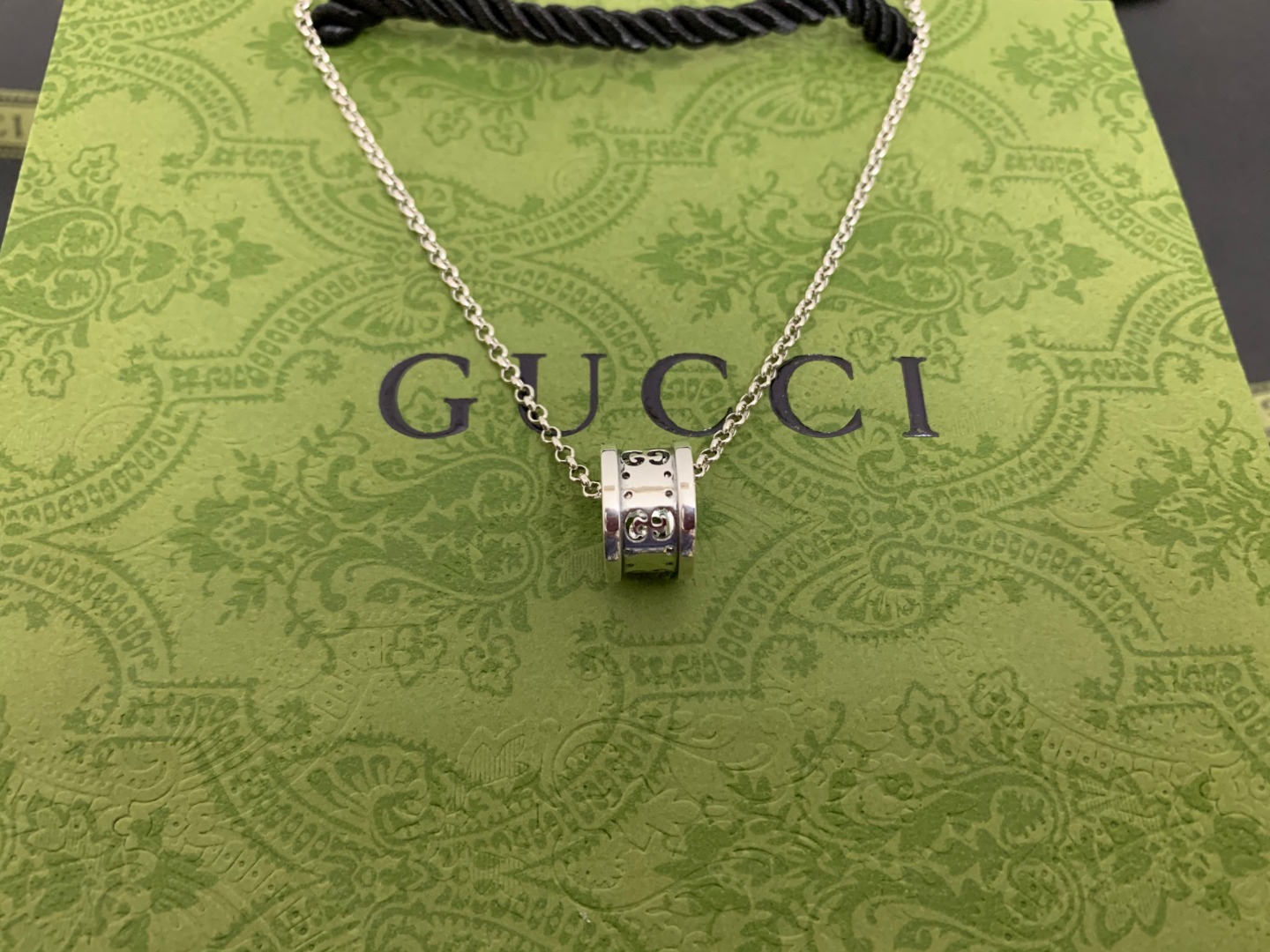 GUCCI公分綠紋寶石雙G吊墜項鍊 高端設計款| 8 GUCCI公分綠紋寶石雙G吊墜項鍊 高端設計款