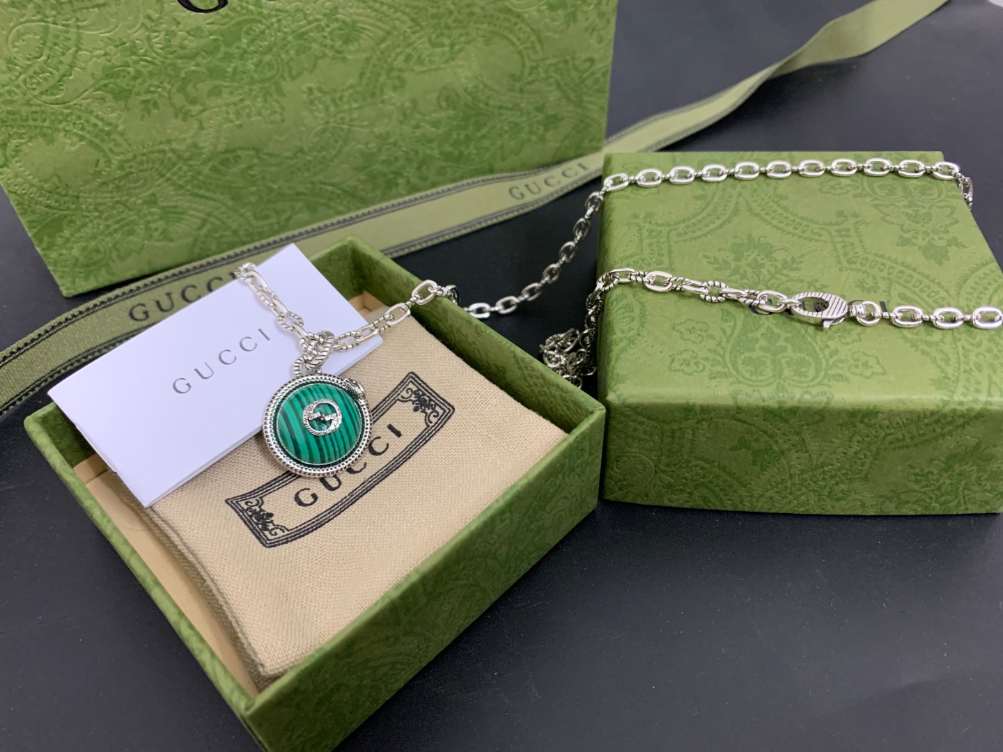 GUCCI高仿綠紋寶石雙G吊墜項鍊 高端設計款| 10 GUCCI高仿綠紋寶石雙G吊墜項鍊 高端設計款