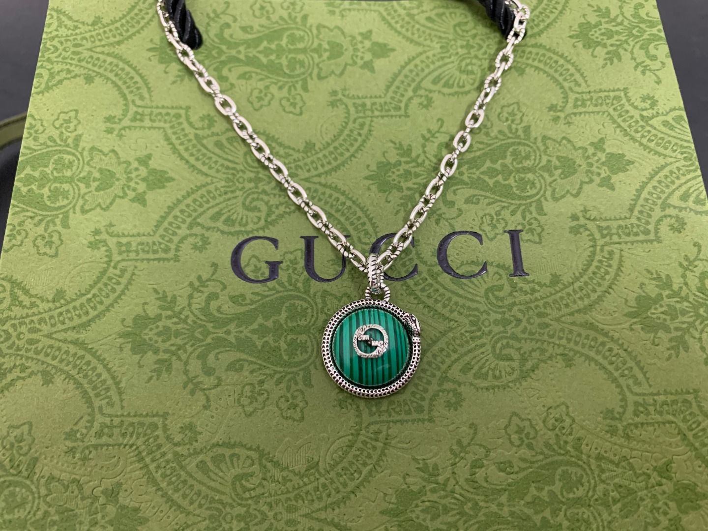 GUCCI高仿綠紋寶石雙G吊墜項鍊 高端設計款| 8 GUCCI高仿綠紋寶石雙G吊墜項鍊 高端設計款