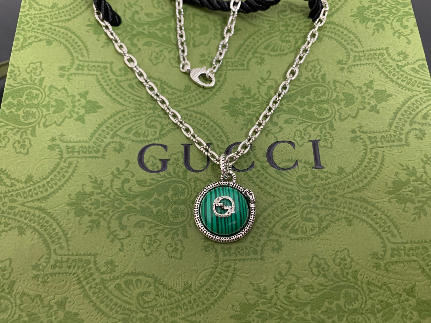 GUCCI高仿綠紋寶石雙G吊墜項鍊 高端設計款| 7 GUCCI高仿綠紋寶石雙G吊墜項鍊 高端設計款