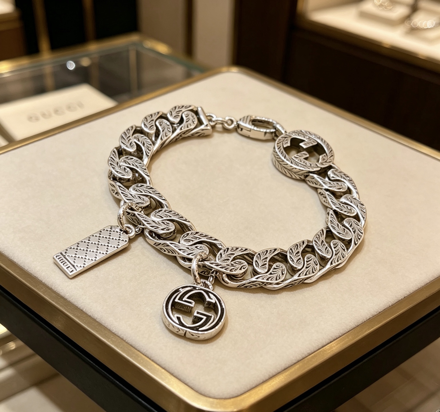 Gucci高仿復古雕刻寬版手鍊 男士潮流鏈條設計| 14 Gucci高仿復古雕刻寬版手鍊 男士潮流鏈條設計