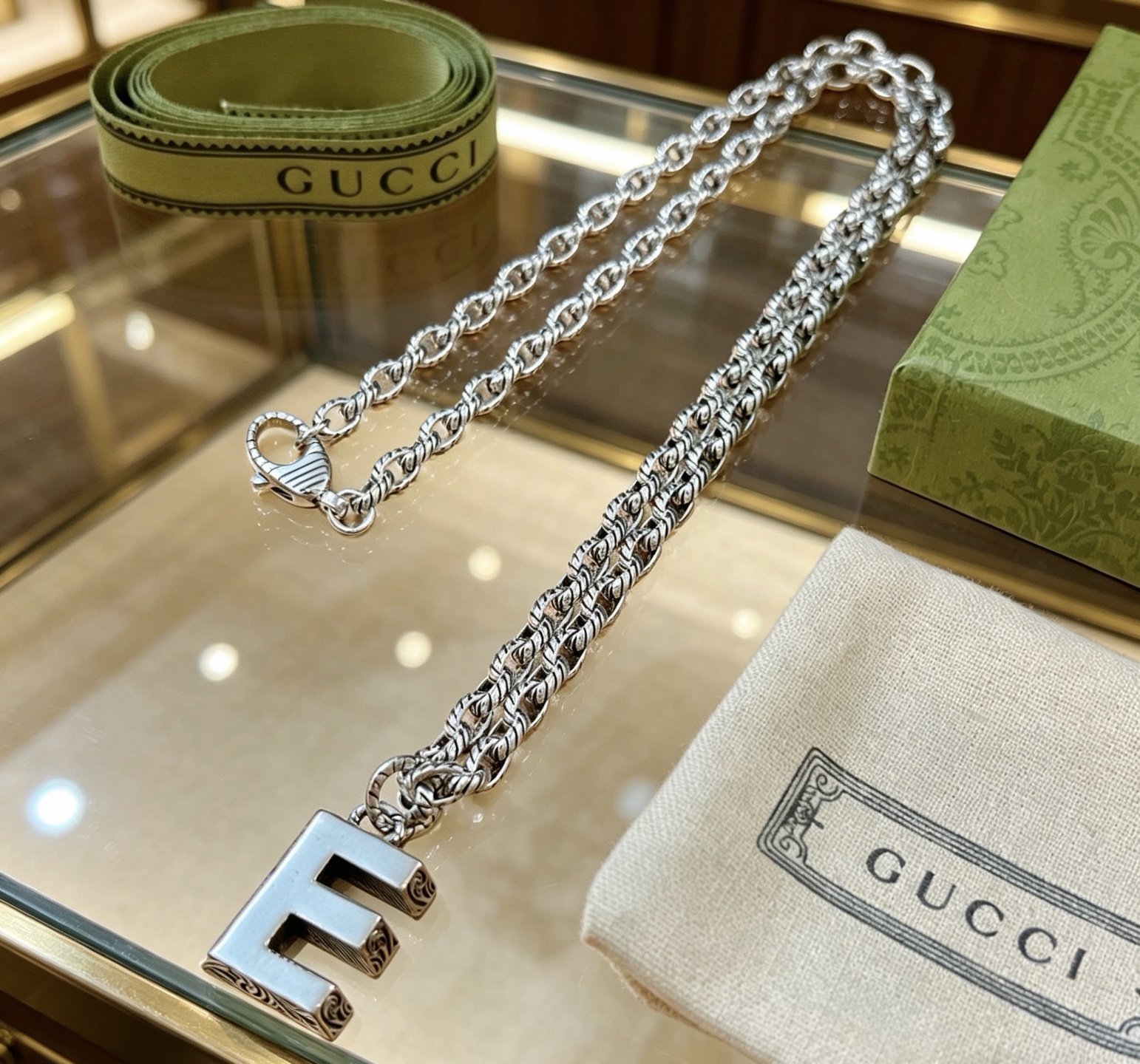 Gucci高仿字母E吊墜項鏈 銀色雕刻復古潮流款| 14 Gucci高仿字母E吊墜項鏈 銀色雕刻復古潮流款
